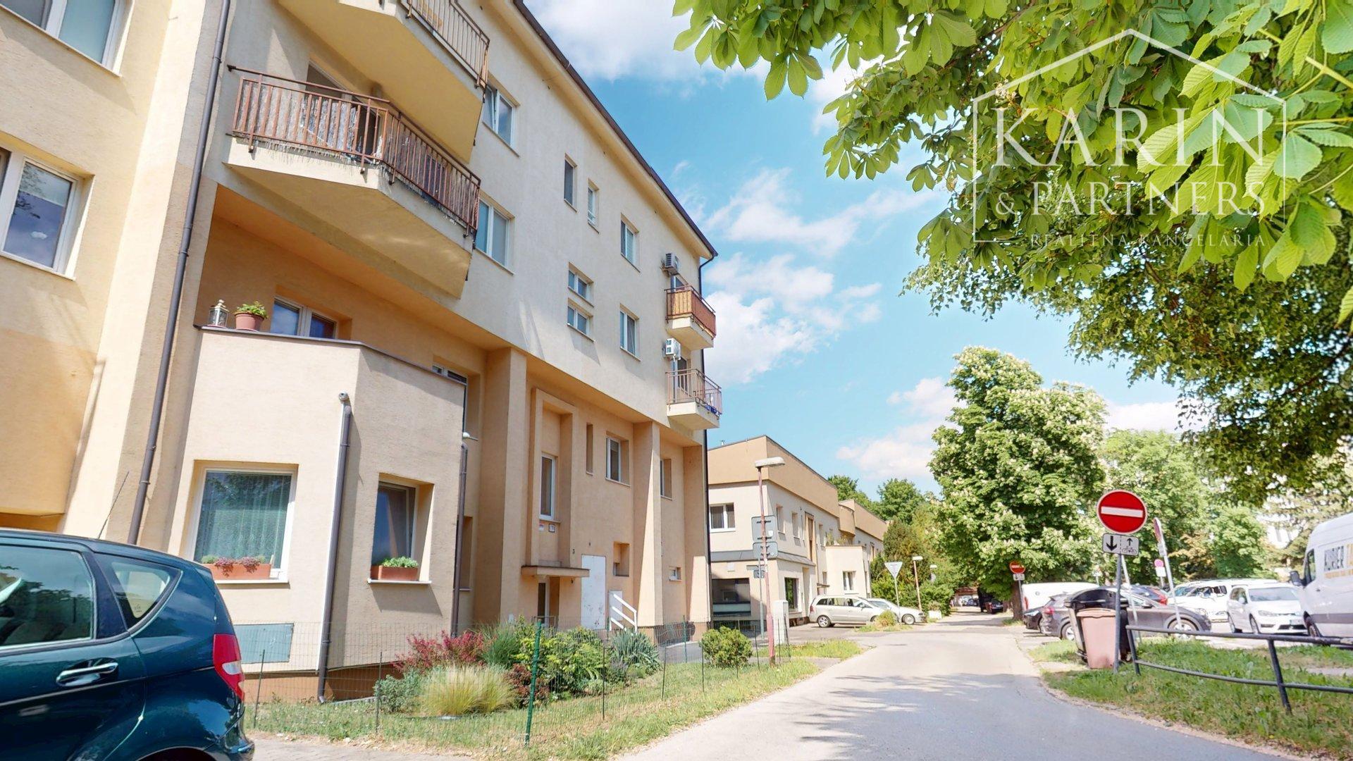KOMPLETNE ZARIADENÝ 2I PODKROVNÝ BYT S VEĽKORYSÝM ÚLOŽNÝM PRIESTOROM
