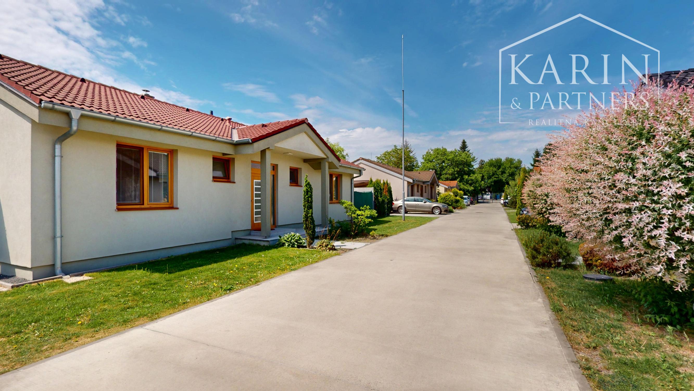 4-IZBOVÝ BUNGALOV V UZAVRETOM AREÁLI - KVETOSLAVOV