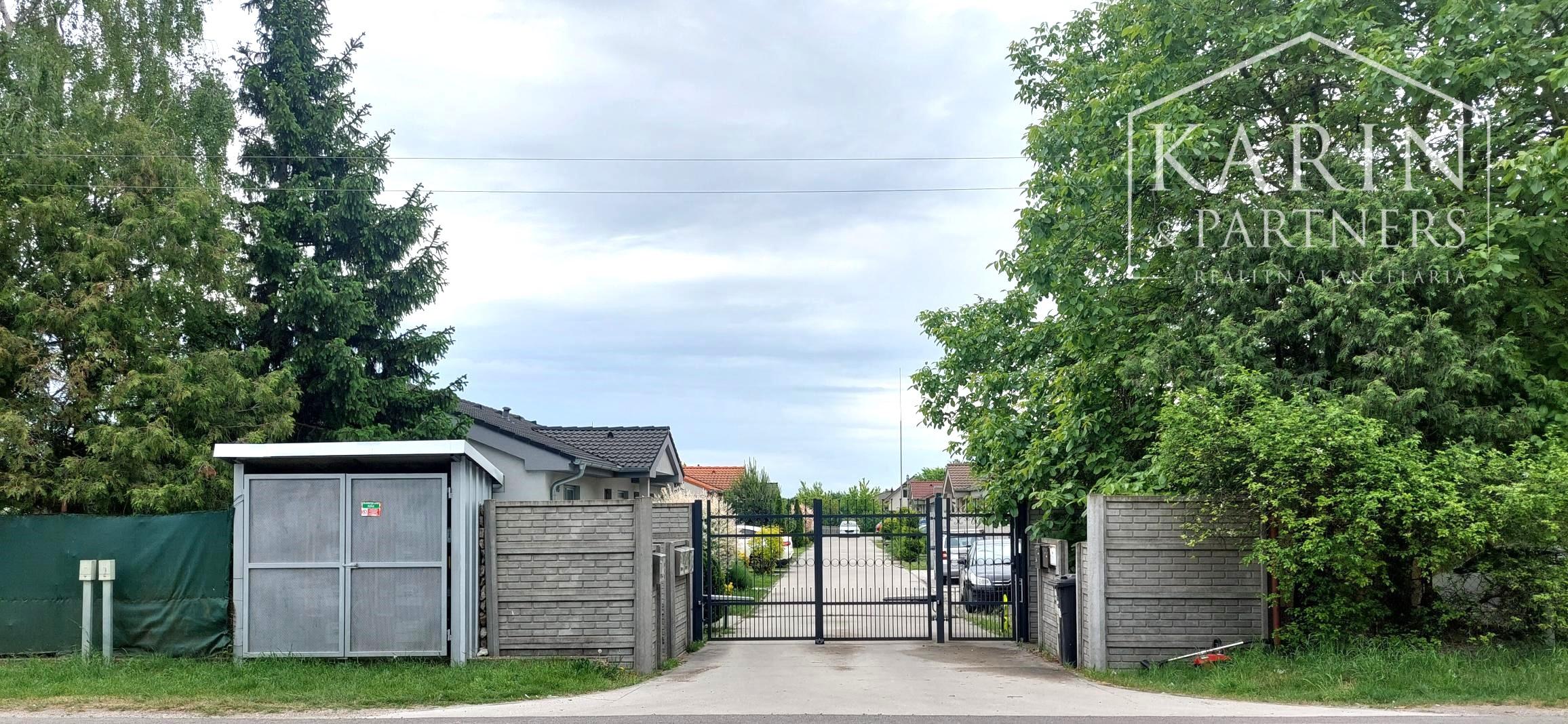 4-IZBOVÝ BUNGALOV V UZAVRETOM AREÁLI - KVETOSLAVOV