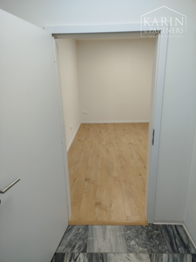 Prenájom dvojkancelária/ viacúčelové miestnosti s umývadlom 25,5m2 , ul. Polianky, BA IV., Dúbravka.