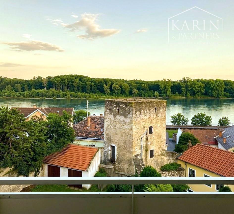 PRENÁJOM - Priestranný 4-izbový byt s panoramatickým výhľadom v centre Hainburgu