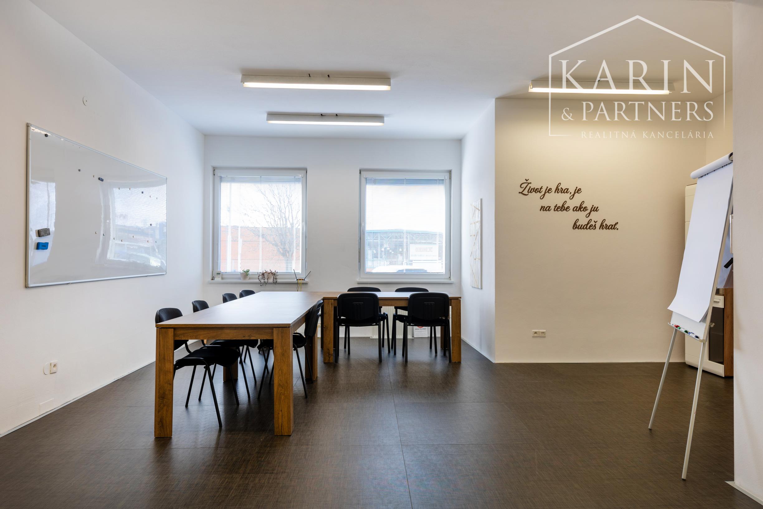 MULTIFUNKČNÝ PRIESTOR: KANCELÁRIE ŠKOLIACI PRIESTOR +OPEN SPACE+LOGISTIKA