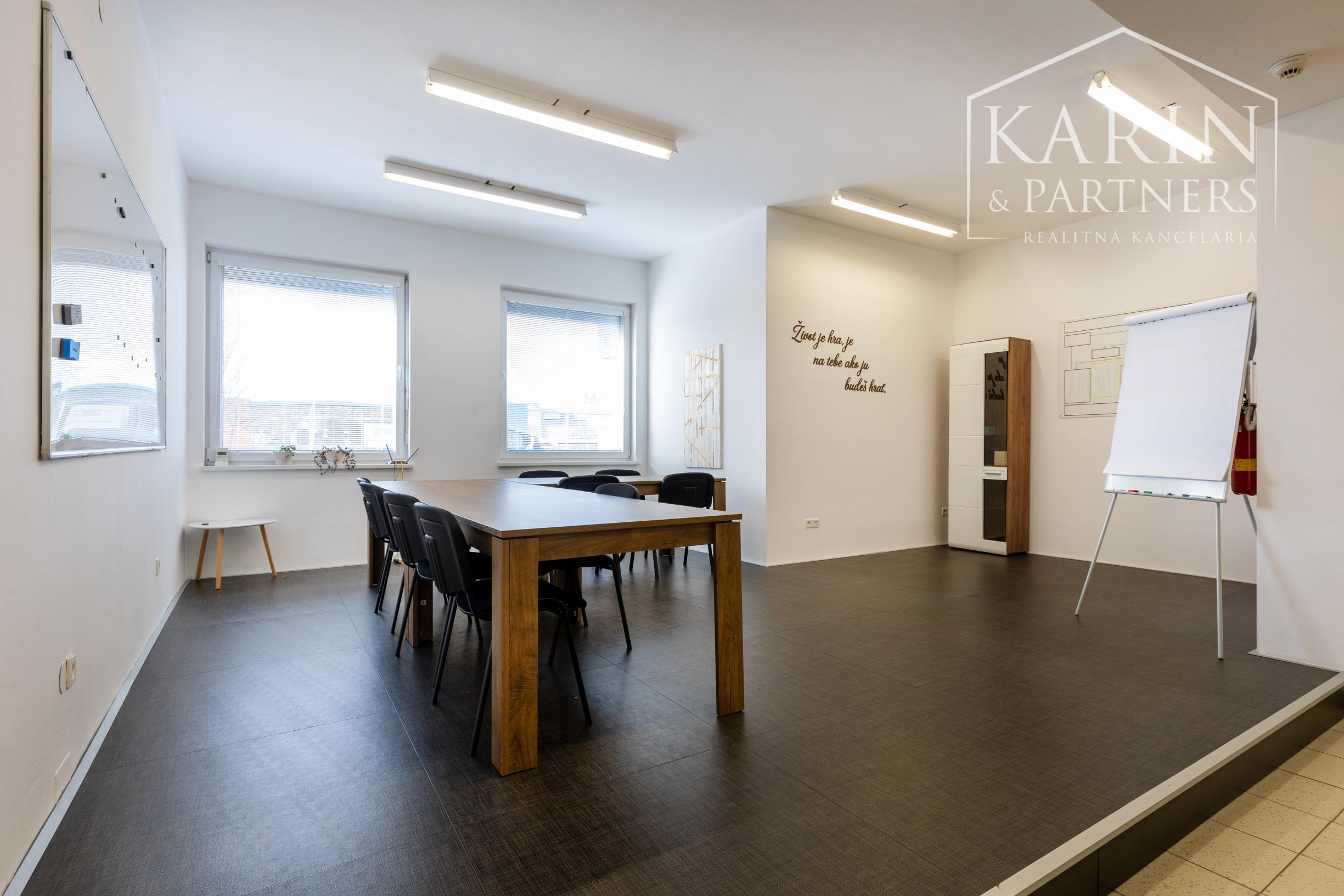 MULTIFUNKČNÝ PRIESTOR: KANCELÁRIE ŠKOLIACI PRIESTOR +OPEN SPACE+LOGISTIKA