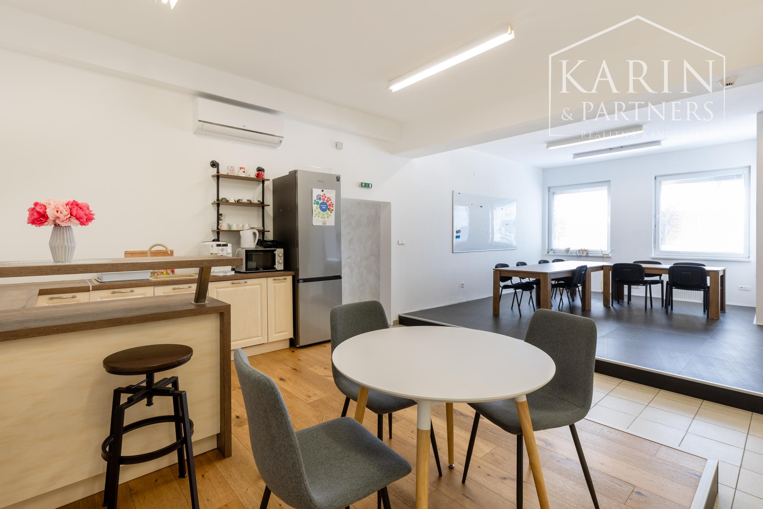 MULTIFUNKČNÝ PRIESTOR: KANCELÁRIE ŠKOLIACI PRIESTOR +OPEN SPACE+LOGISTIKA