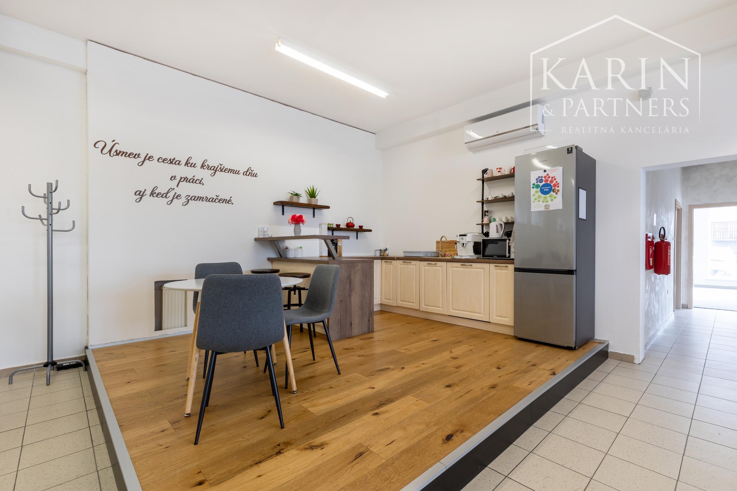 MULTIFUNKČNÝ PRIESTOR: KANCELÁRIE ŠKOLIACI PRIESTOR +OPEN SPACE+LOGISTIKA