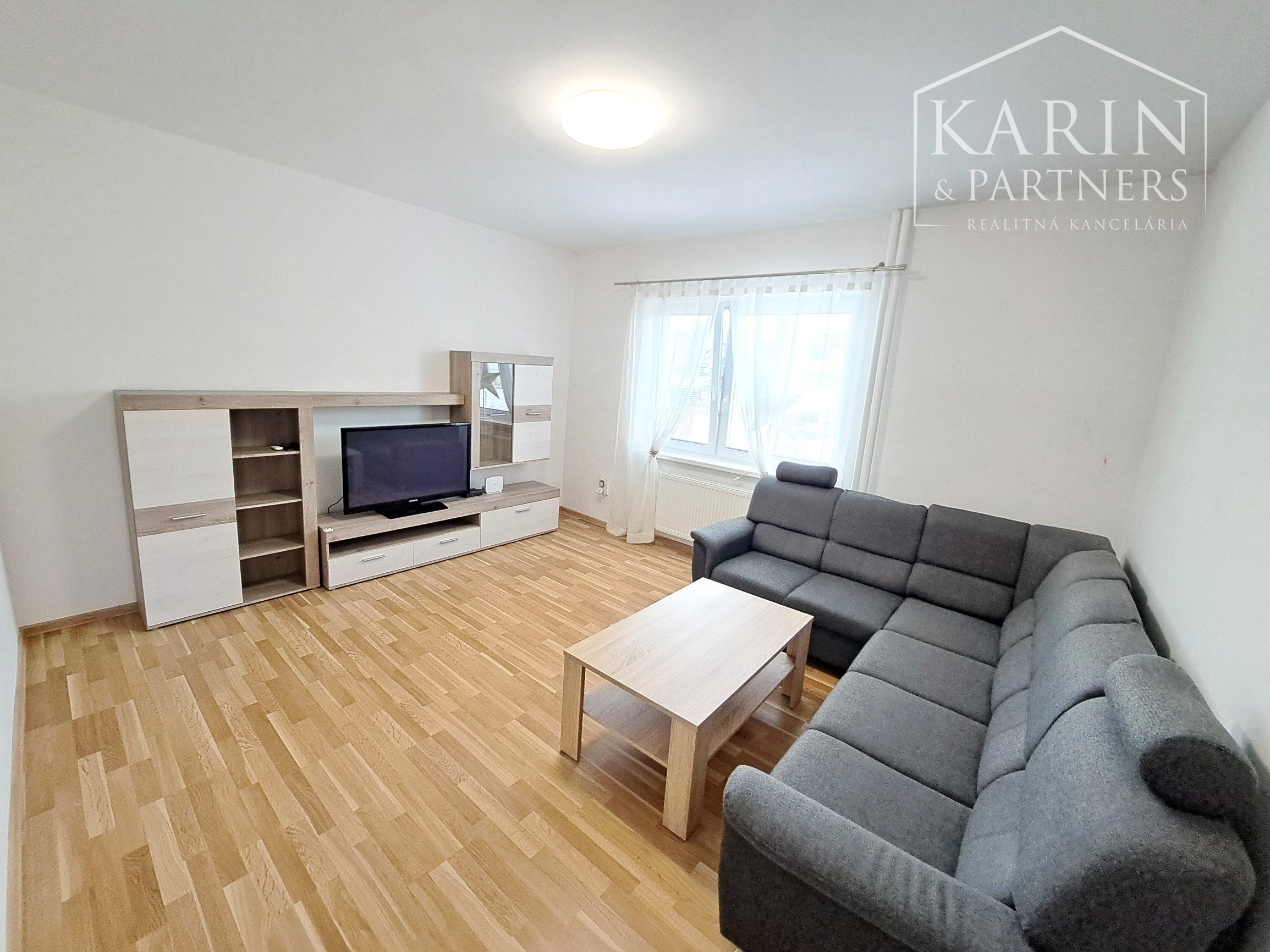 Priestranný 4-izbový rodinný dom na prenájom v centre obce Tomášov