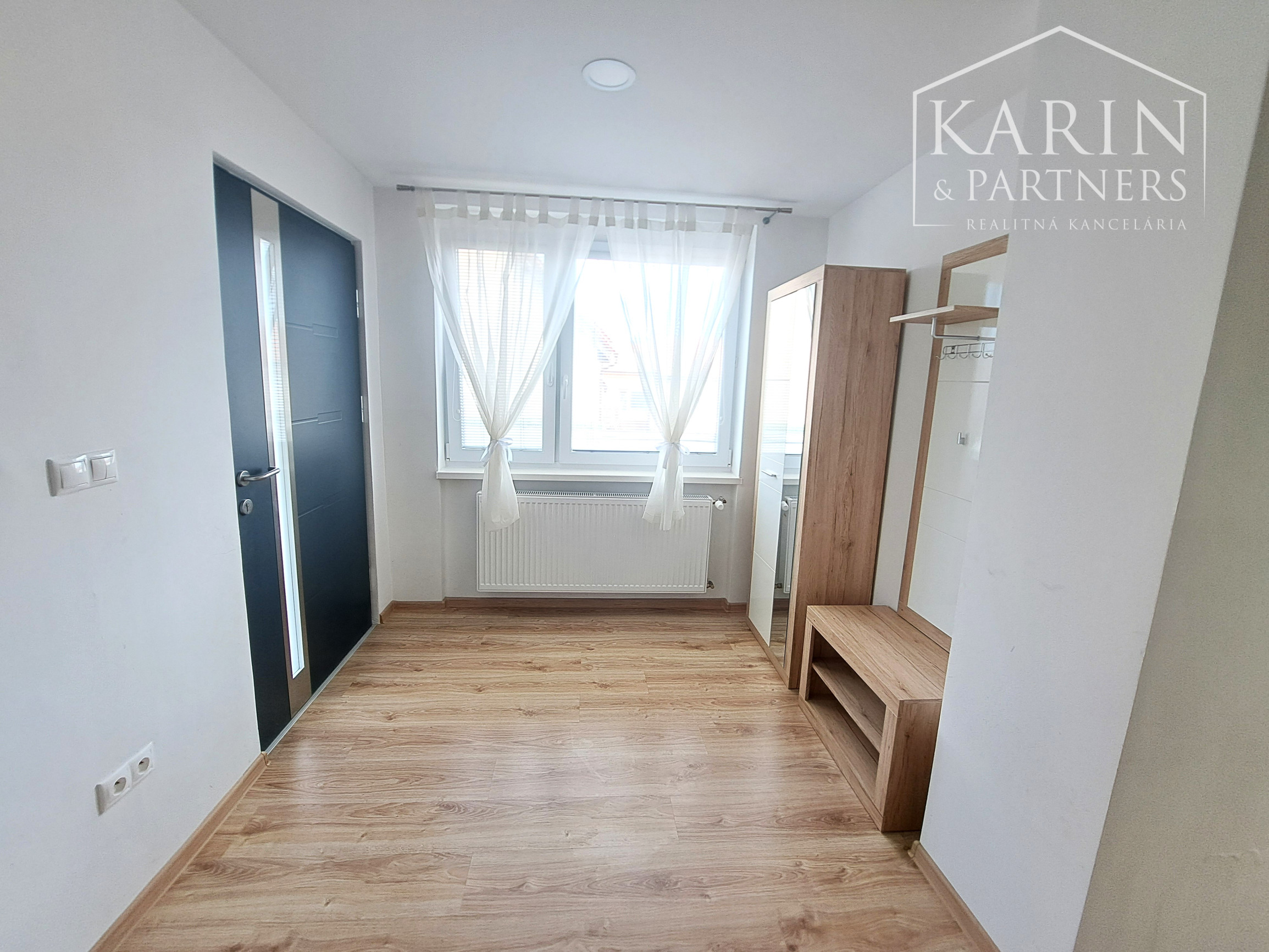 Priestranný 4-izbový rodinný dom na prenájom v centre obce Tomášov