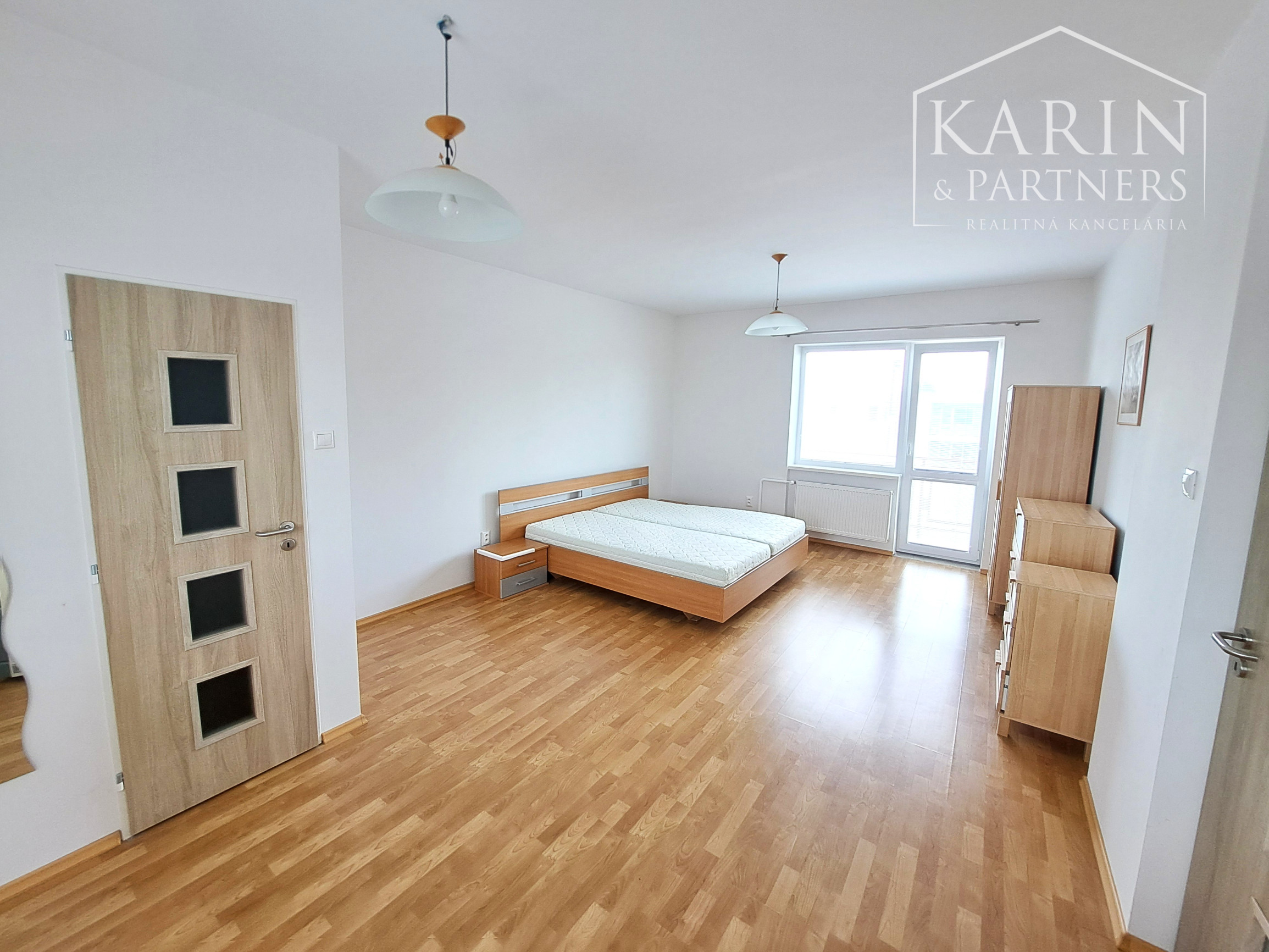 Priestranný 4-izbový rodinný dom na prenájom v centre obce Tomášov