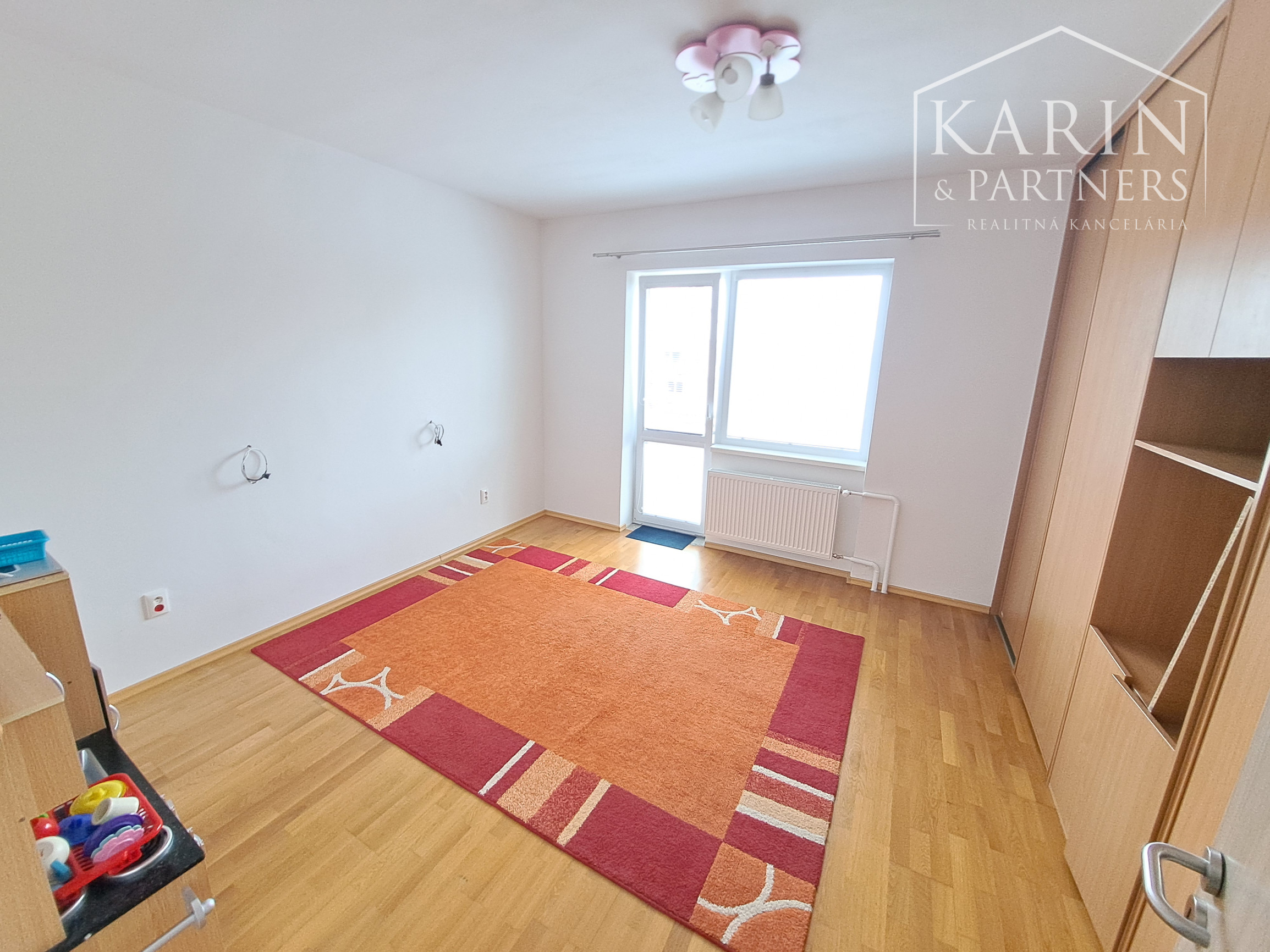 Priestranný 4-izbový rodinný dom na prenájom v centre obce Tomášov