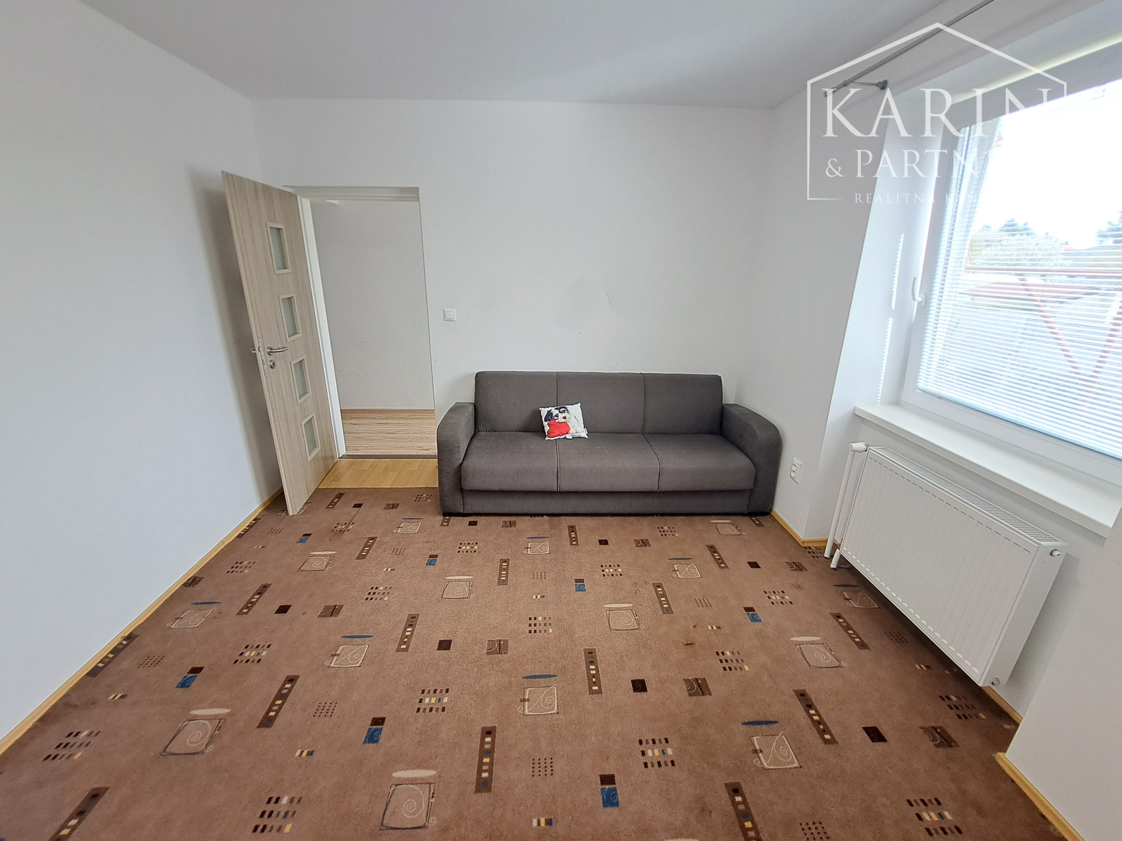 Priestranný 4-izbový rodinný dom na prenájom v centre obce Tomášov