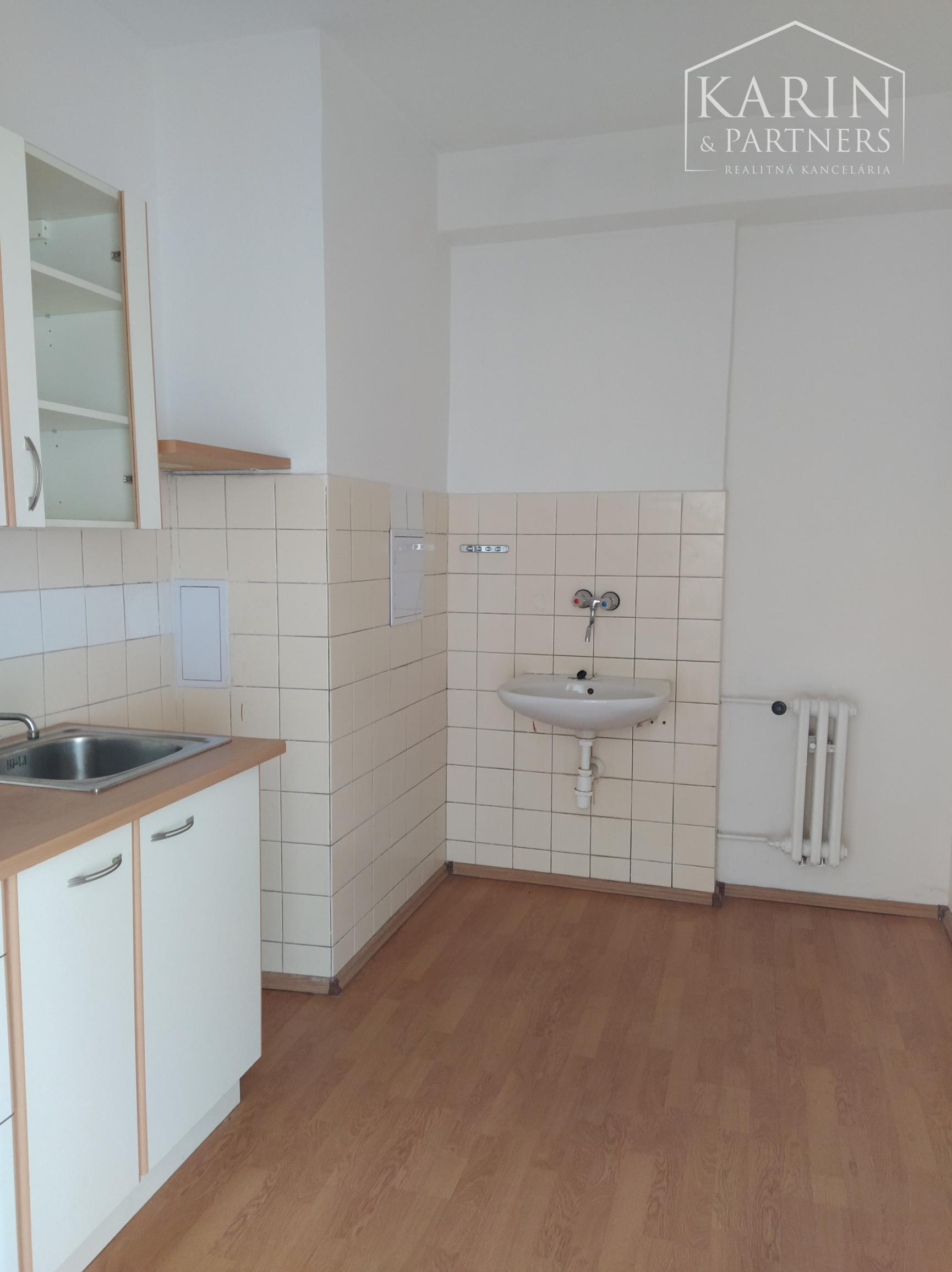 Prenájom samostatný celok 3 kancelárií/ viacúčelových miestností 80m2 s kuchynkou! + parkovanie, Bulharská ul., BA II., Trnávka.