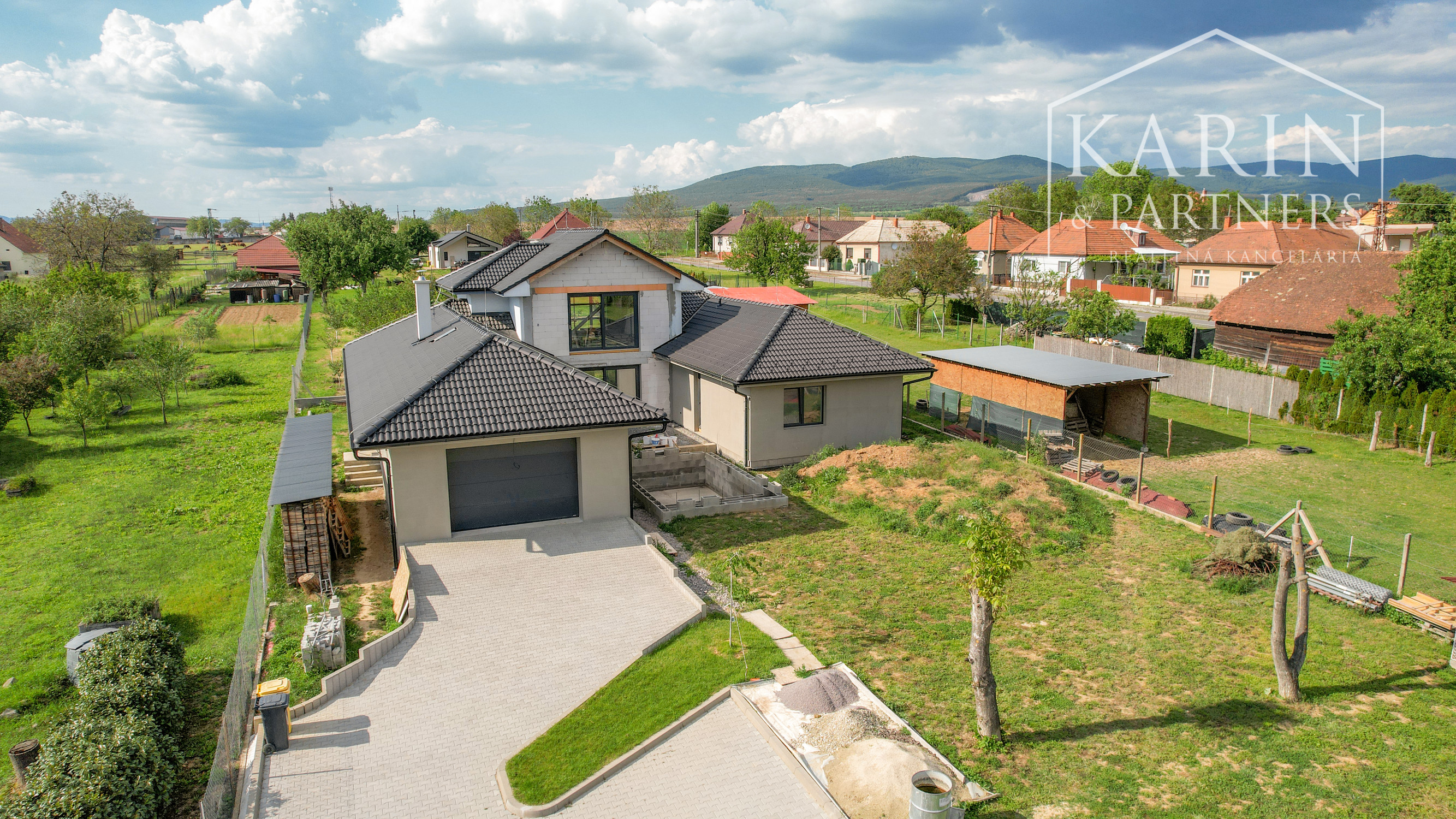 Volkovce: Luxusný 6i dom s bazénom a zapusteným sedením
