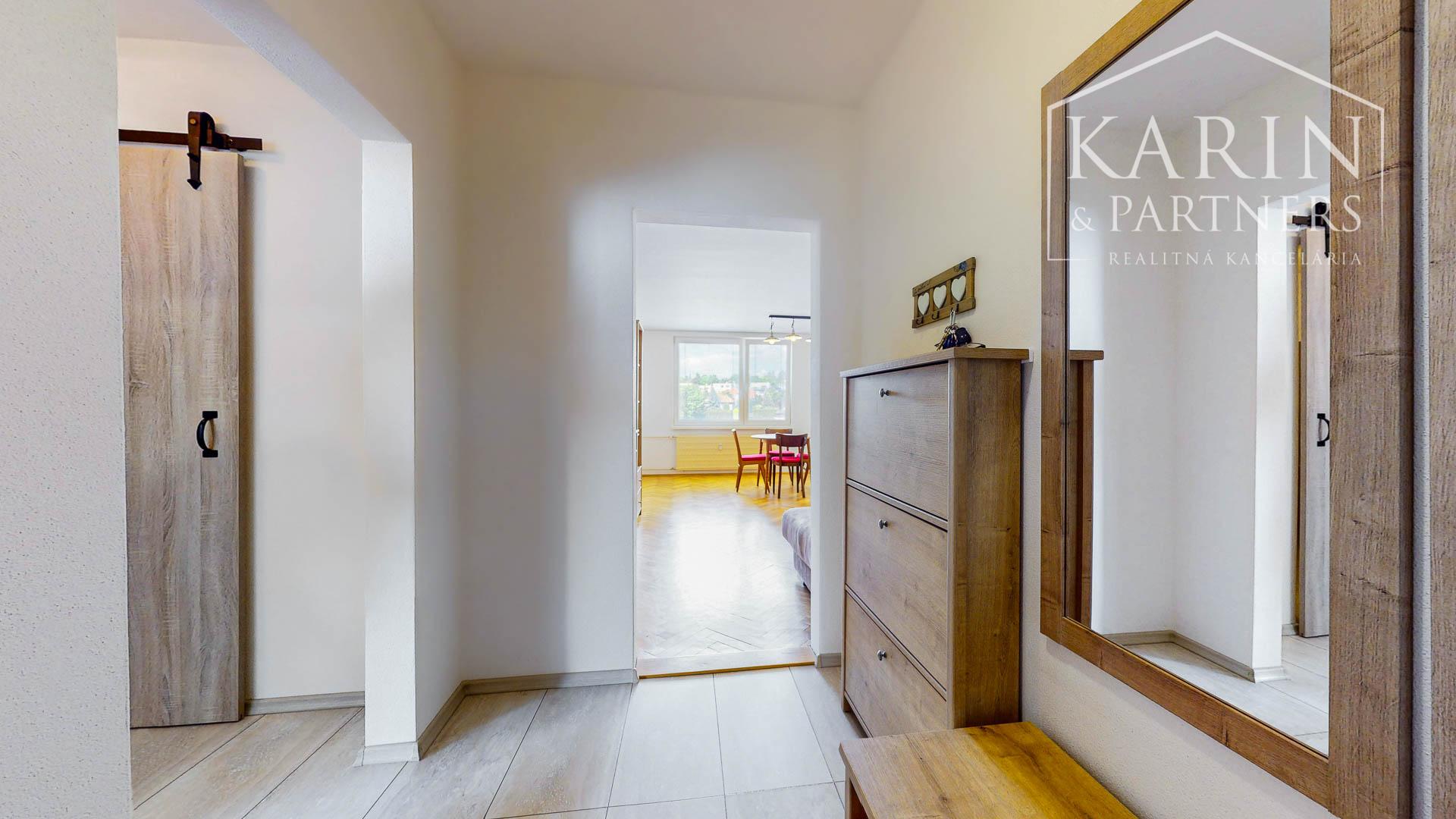 Priestranný a kompletne zrekonštruovaný 2-izbový byt s balkónom priamo v centre Levíc
