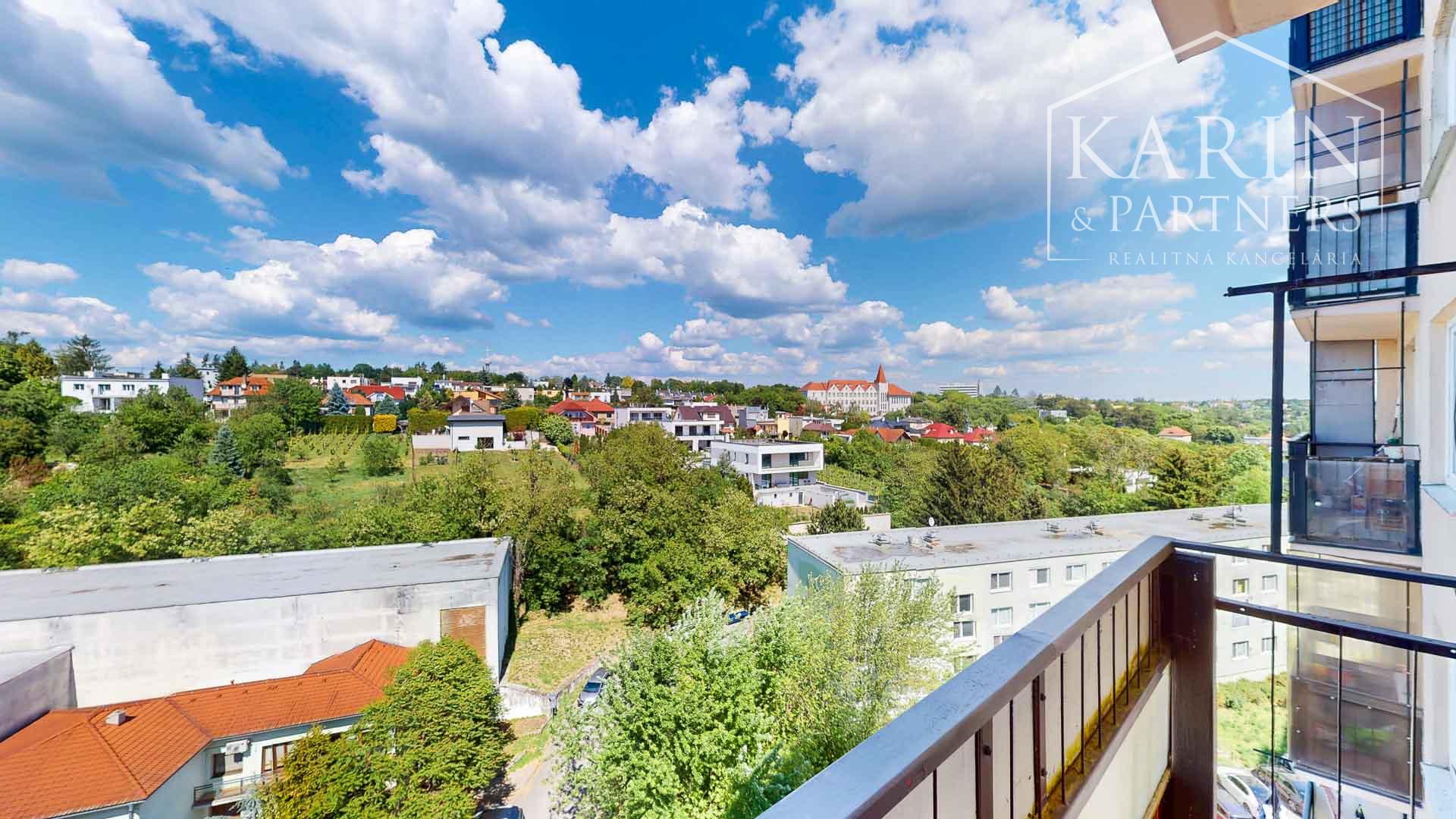 Priestranný a kompletne zrekonštruovaný 2-izbový byt s balkónom priamo v centre Levíc