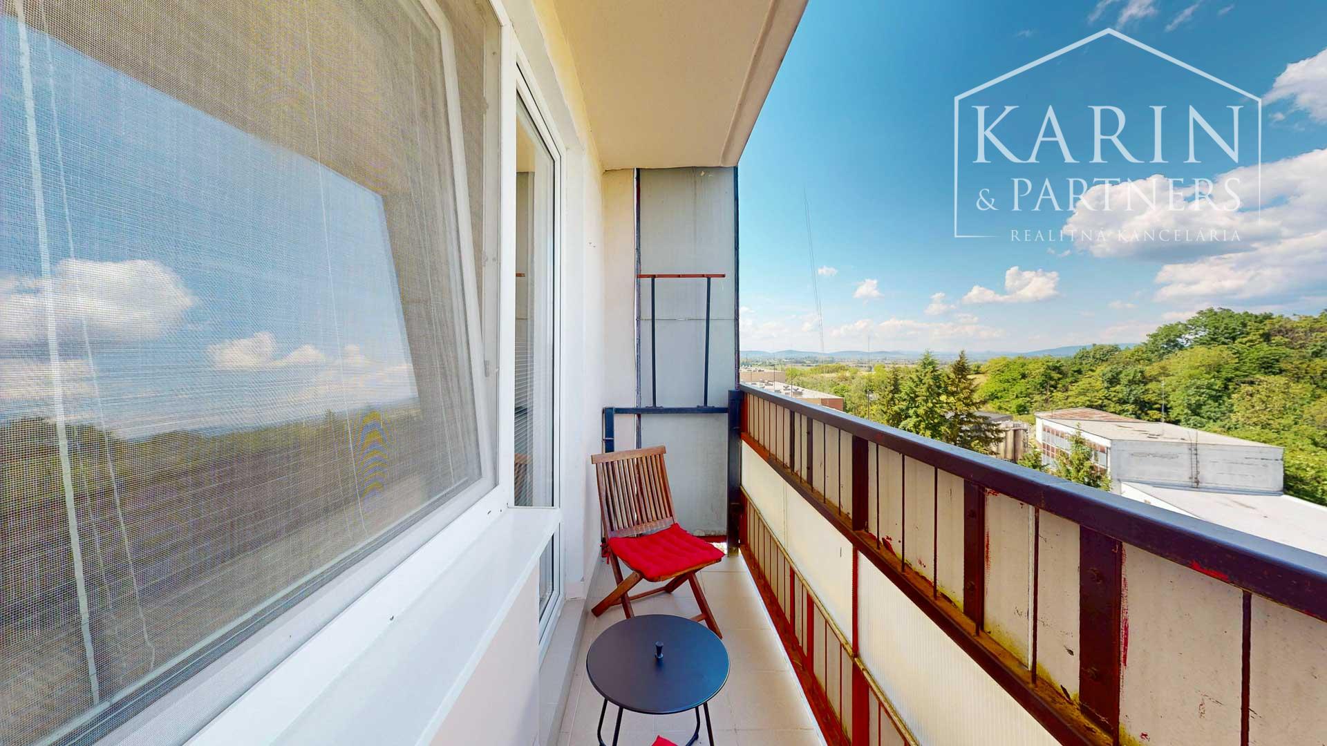 Priestranný a kompletne zrekonštruovaný 2-izbový byt s balkónom priamo v centre Levíc