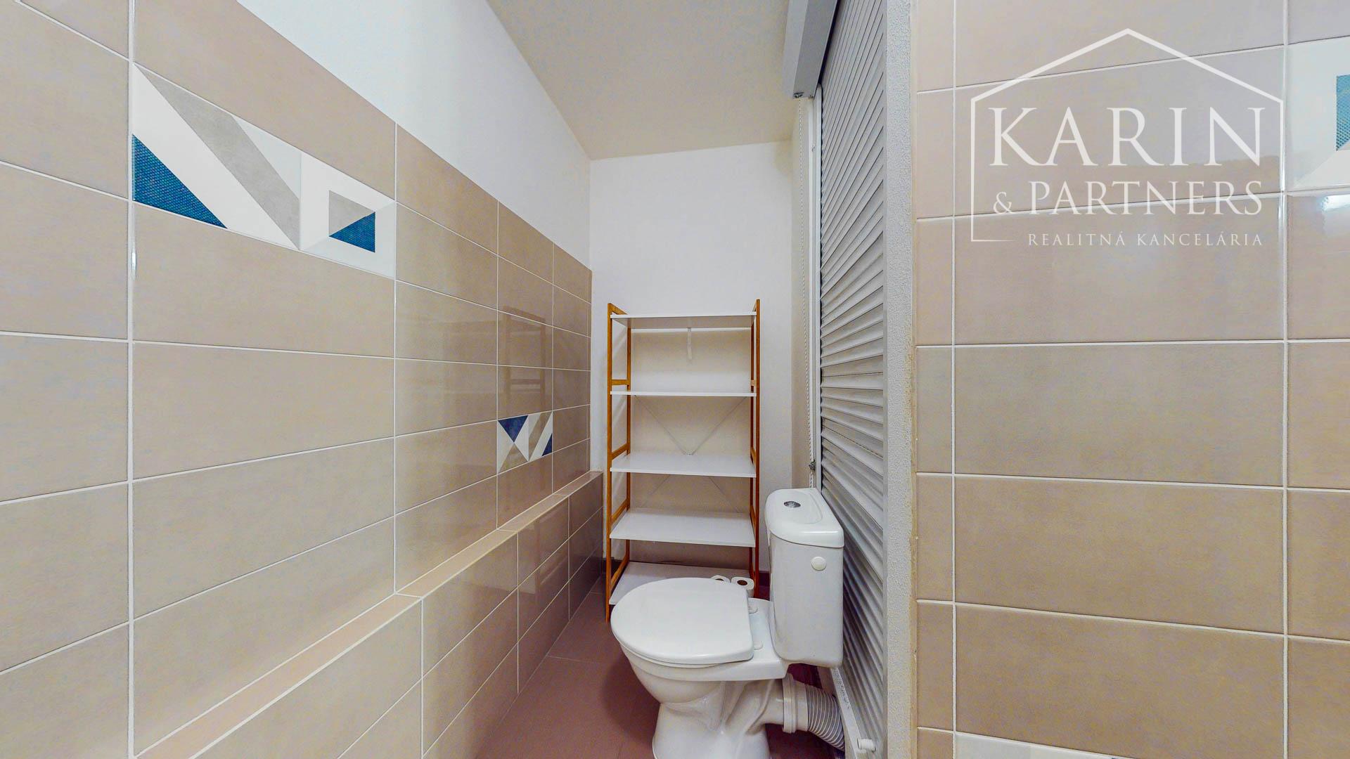 Priestranný a kompletne zrekonštruovaný 2-izbový byt s balkónom priamo v centre Levíc