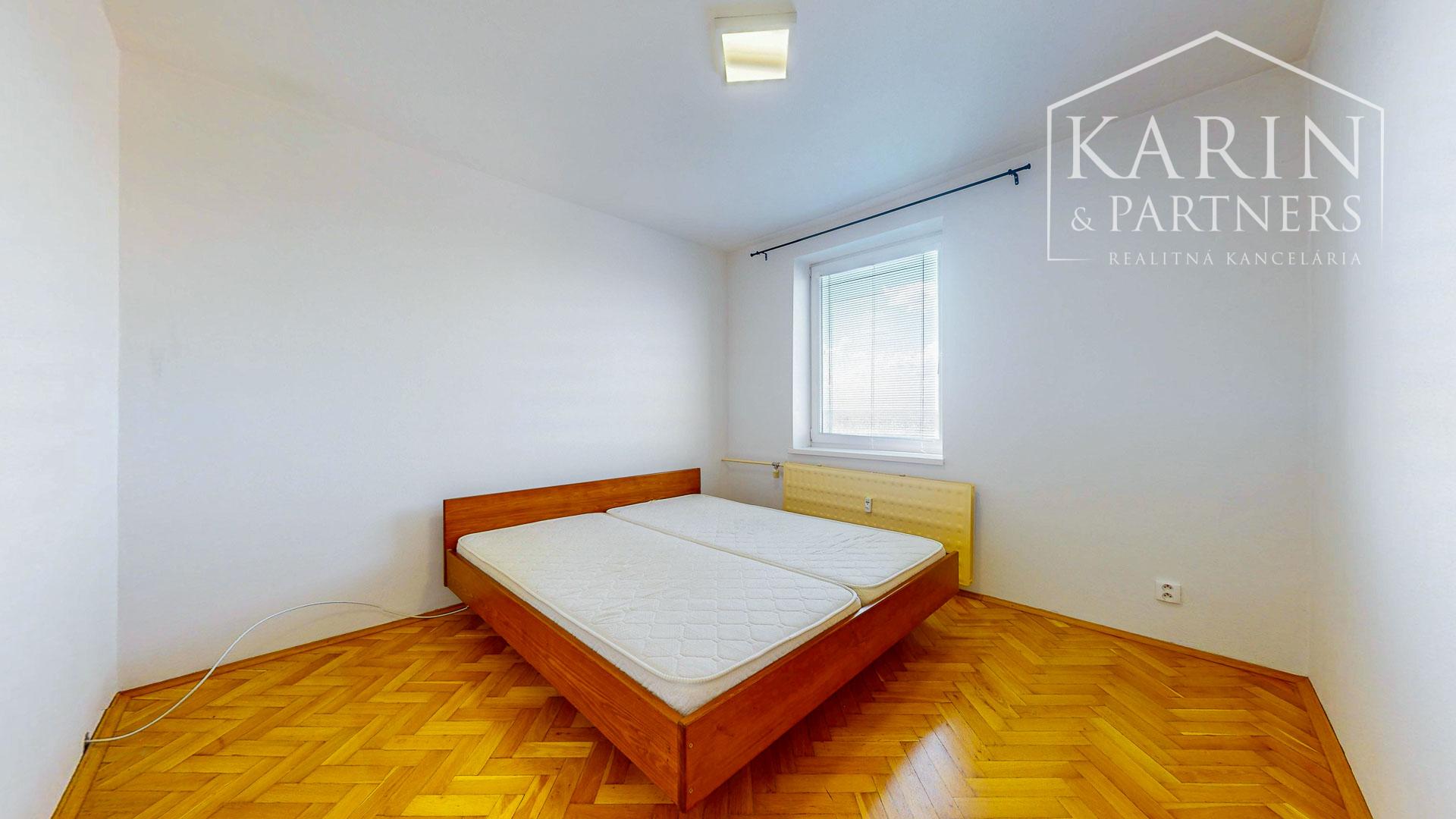 Priestranný a kompletne zrekonštruovaný 2-izbový byt s balkónom priamo v centre Levíc