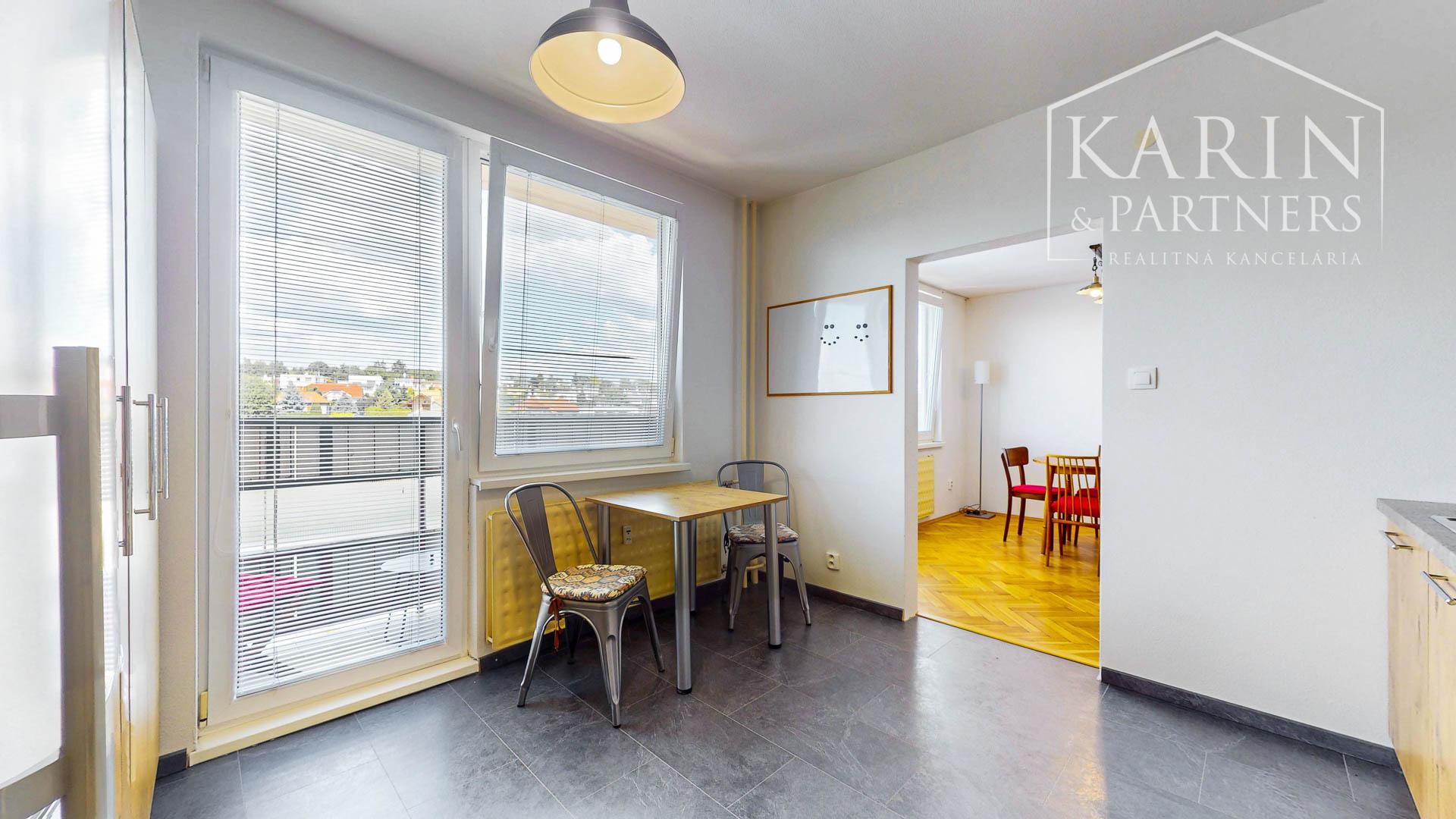 Priestranný a kompletne zrekonštruovaný 2-izbový byt s balkónom priamo v centre Levíc