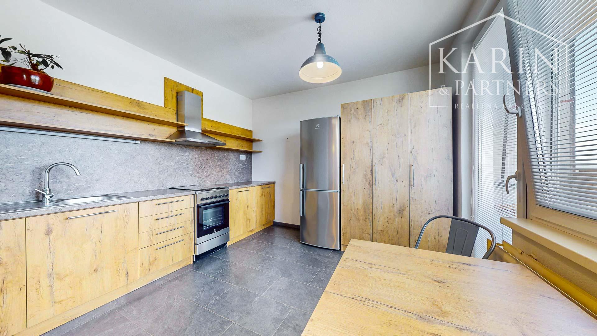 Priestranný a kompletne zrekonštruovaný 2-izbový byt s balkónom priamo v centre Levíc
