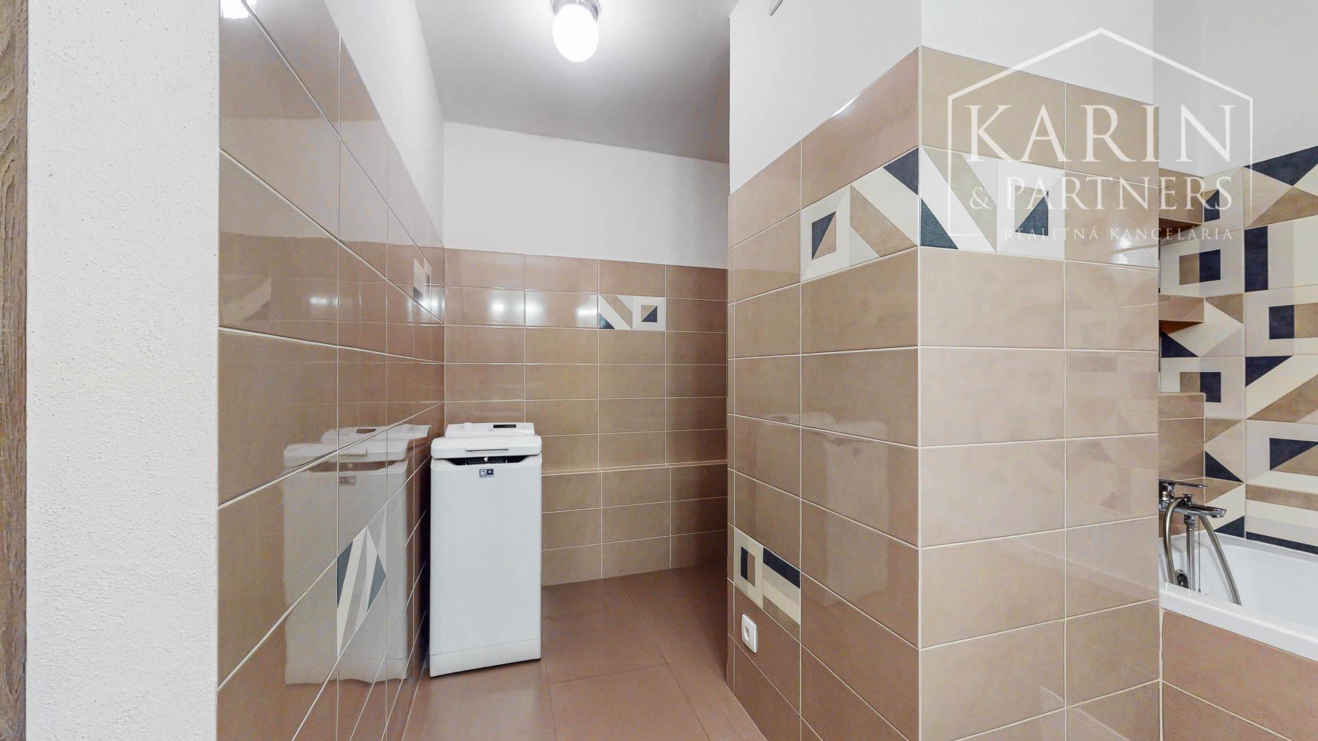 Priestranný a kompletne zrekonštruovaný 2-izbový byt s balkónom priamo v centre Levíc