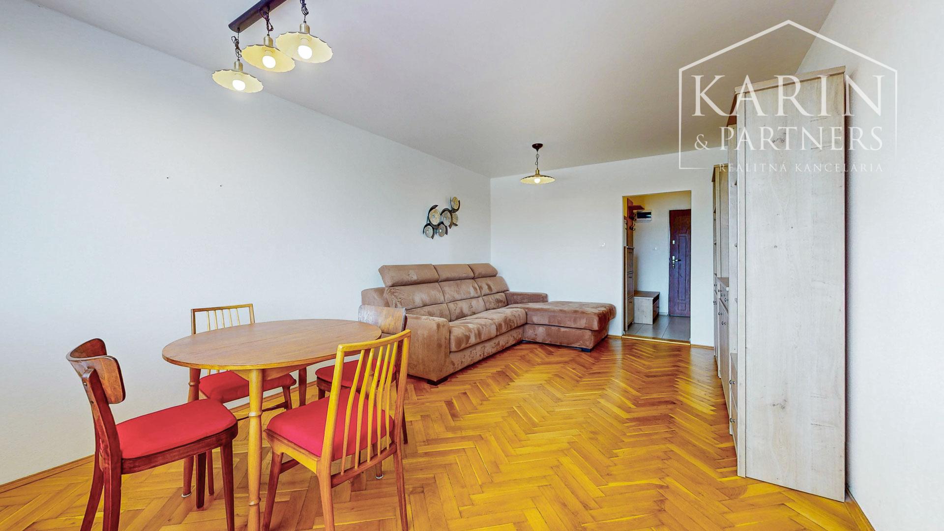 Priestranný a kompletne zrekonštruovaný 2-izbový byt s balkónom priamo v centre Levíc