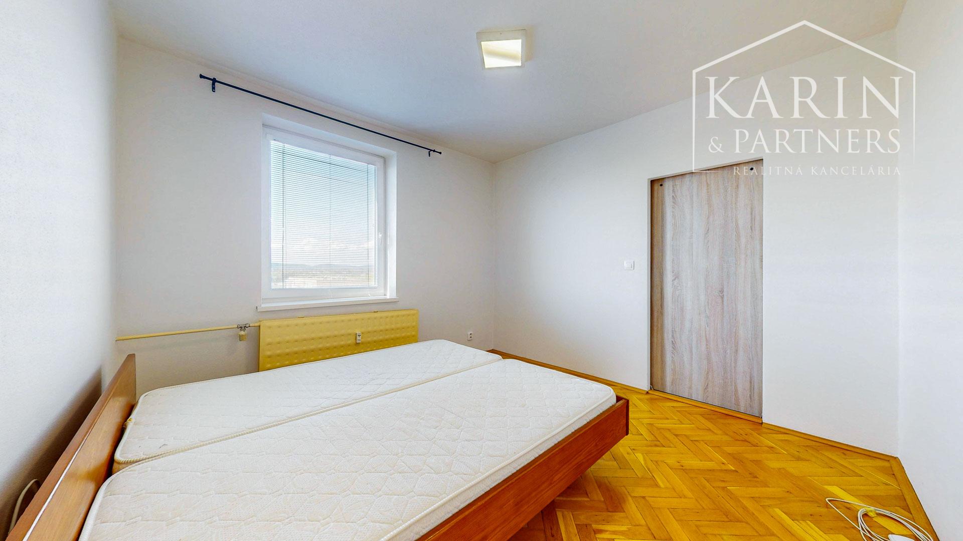 Priestranný a kompletne zrekonštruovaný 2-izbový byt s balkónom priamo v centre Levíc