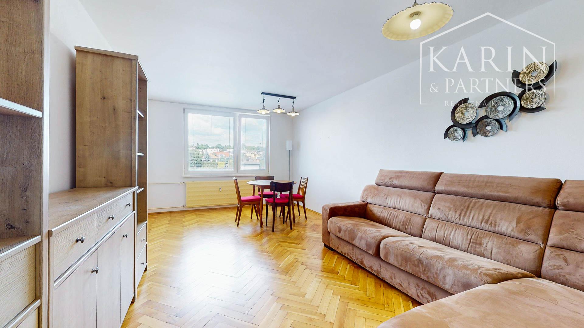 Priestranný a kompletne zrekonštruovaný 2-izbový byt s balkónom priamo v centre Levíc