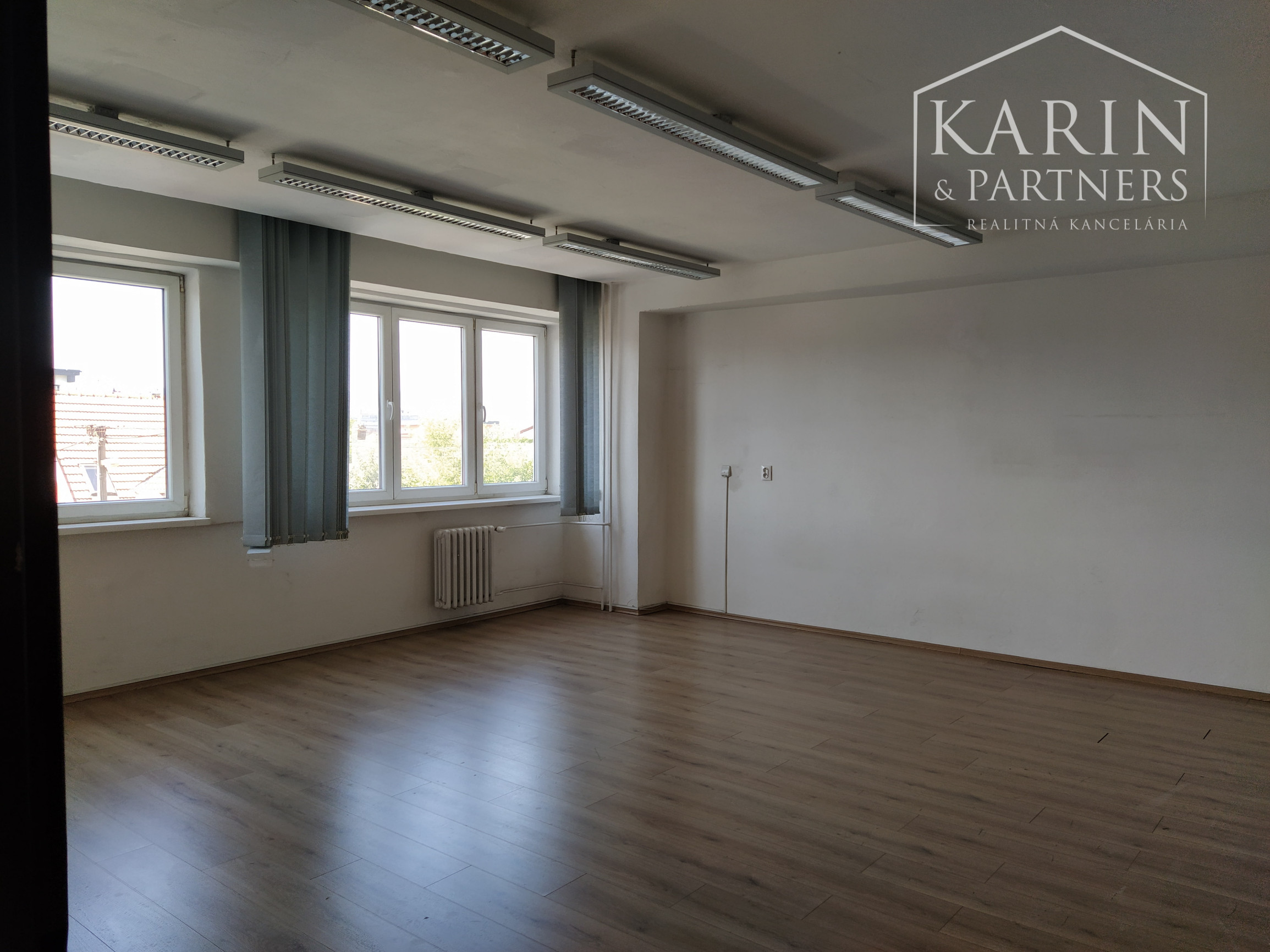 Prenájom samostatný celok 3 kancelárií/ viacúčelových miestností 80m2 s kuchynkou! + parkovanie, Bulharská ul., BA II., Trnávka