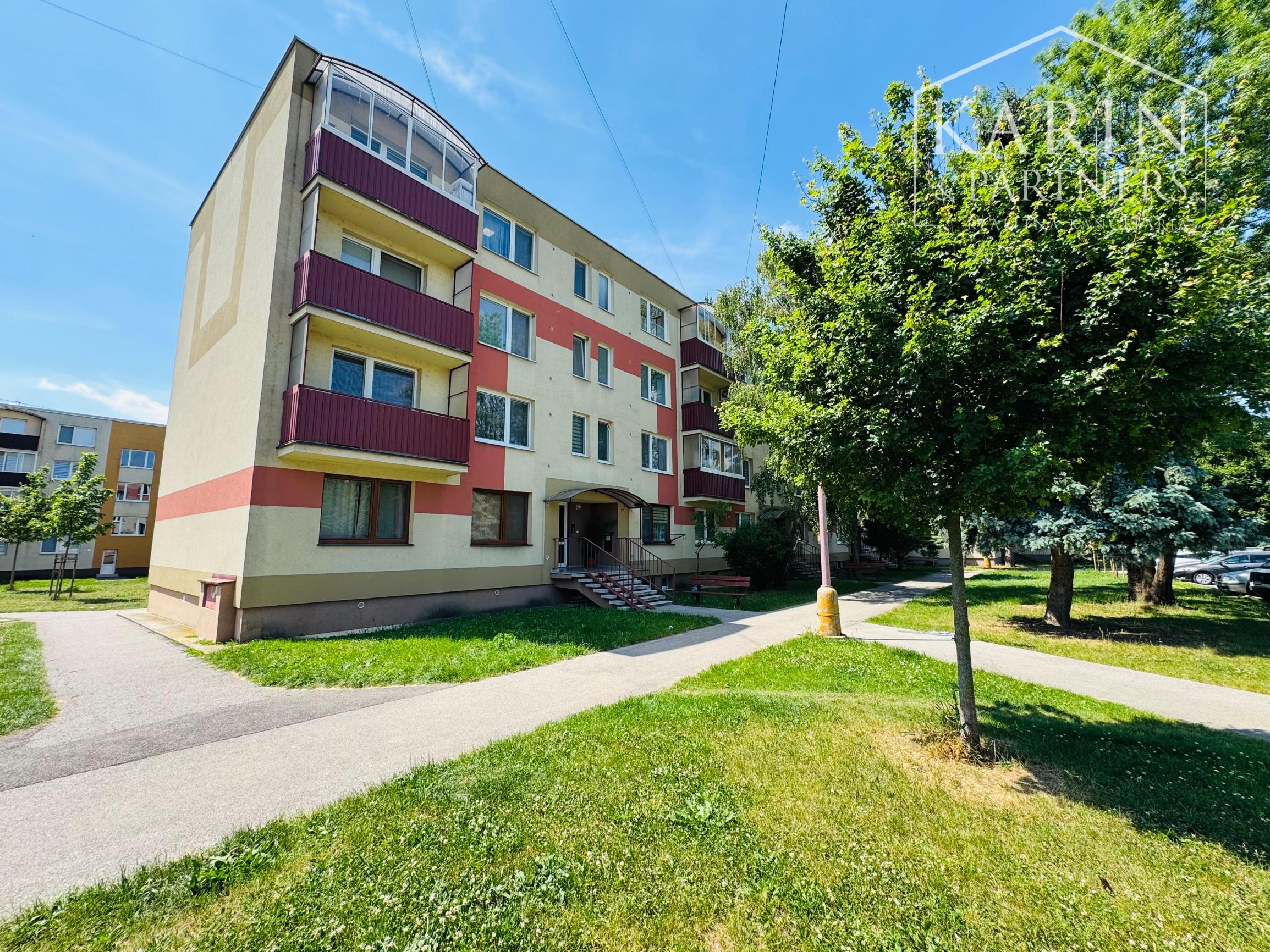PRIESTRANNÝ 3,5-IZBOVÝ BYT S KLIMATIZÁCIOU A 2 BALKÓNMI V SKALICI