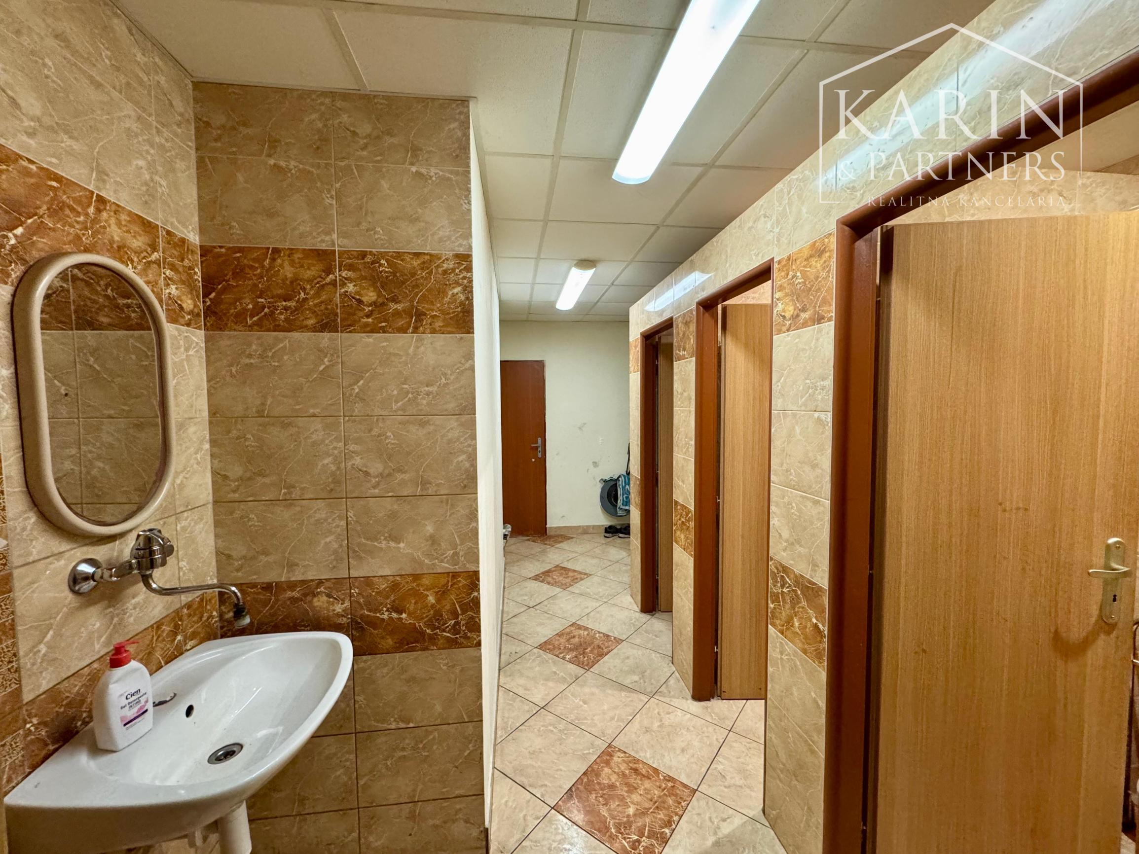 UNIVERZÁLNY PRIESTOR 80 m², STANIČNÁ UL. - HOLÍČ