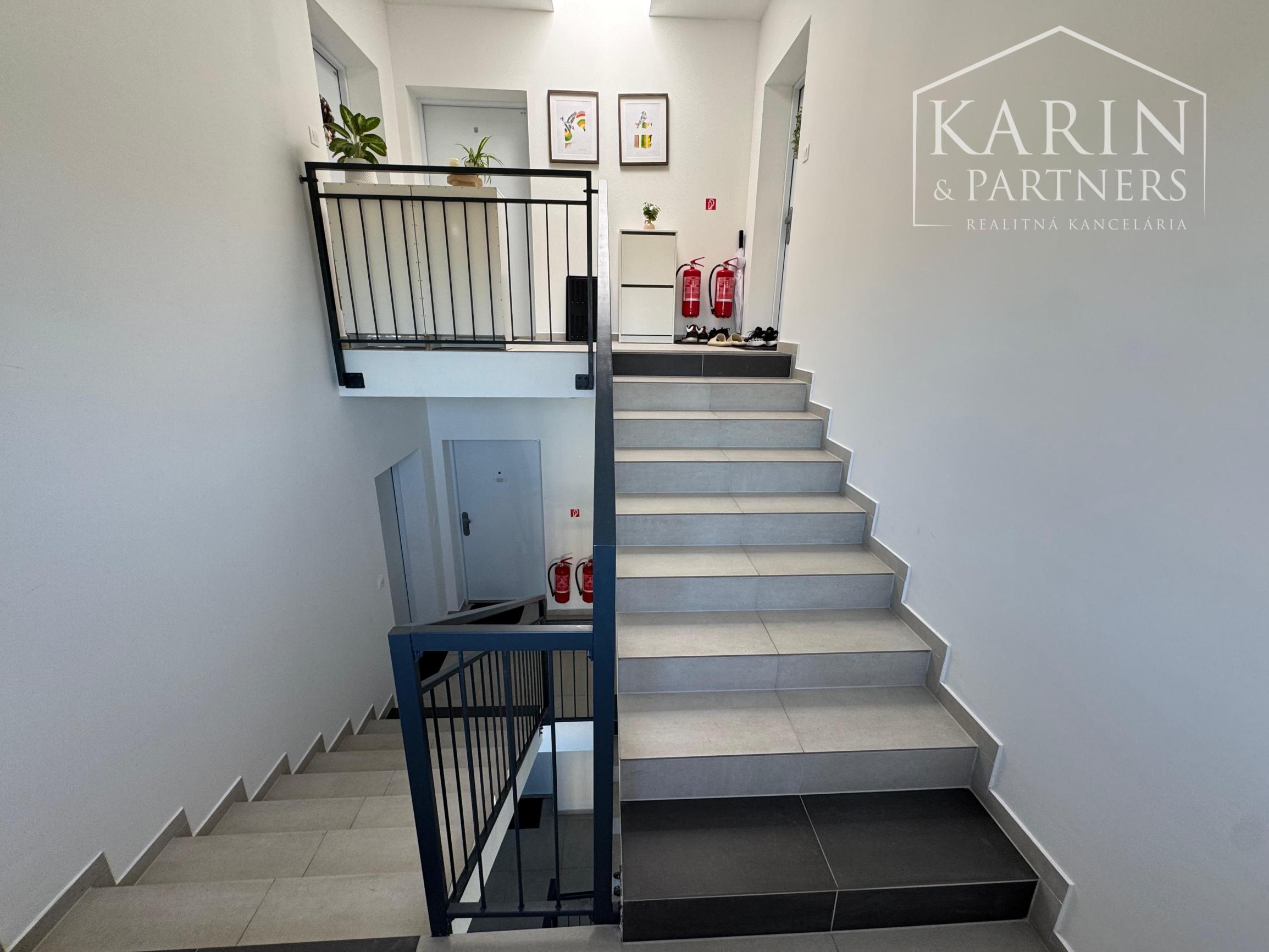 MODERNÝ BYT S KLIMATIZÁCIOU, BALKÓNOM A PARKOVANÍM