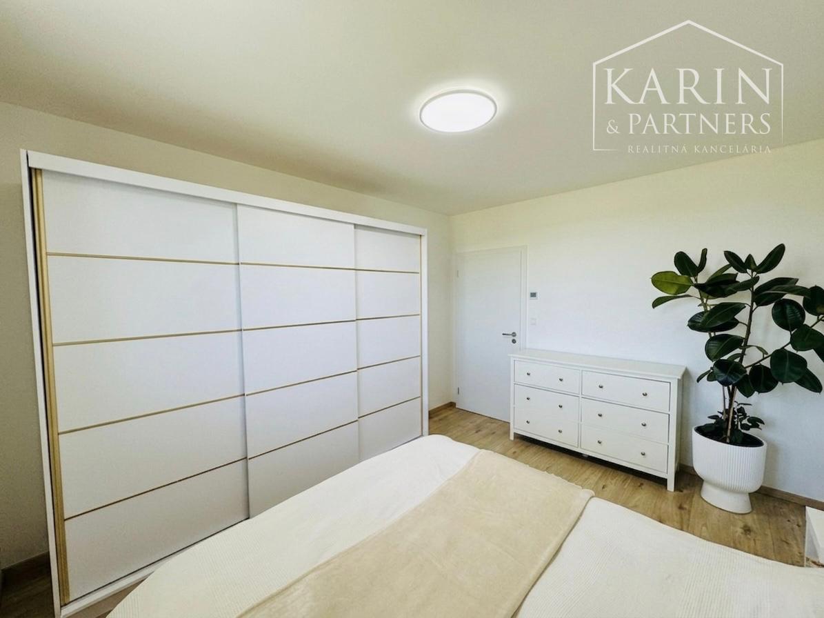 MODERNÝ BYT S KLIMATIZÁCIOU, BALKÓNOM A PARKOVANÍM