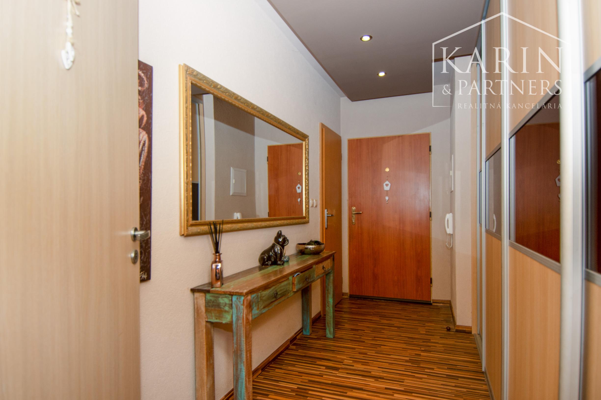 Na predaj 3 izbový byt priamo v Šamoríne, s garážou a pivnicou 96m2
