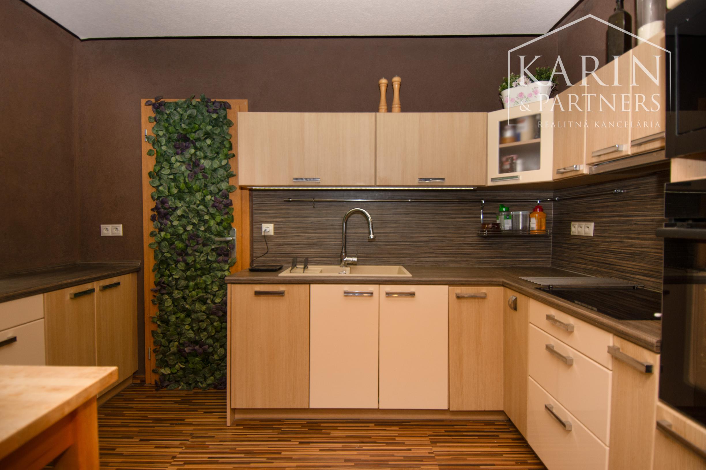 Na predaj 3 izbový byt priamo v Šamoríne, s garážou a pivnicou 96m2