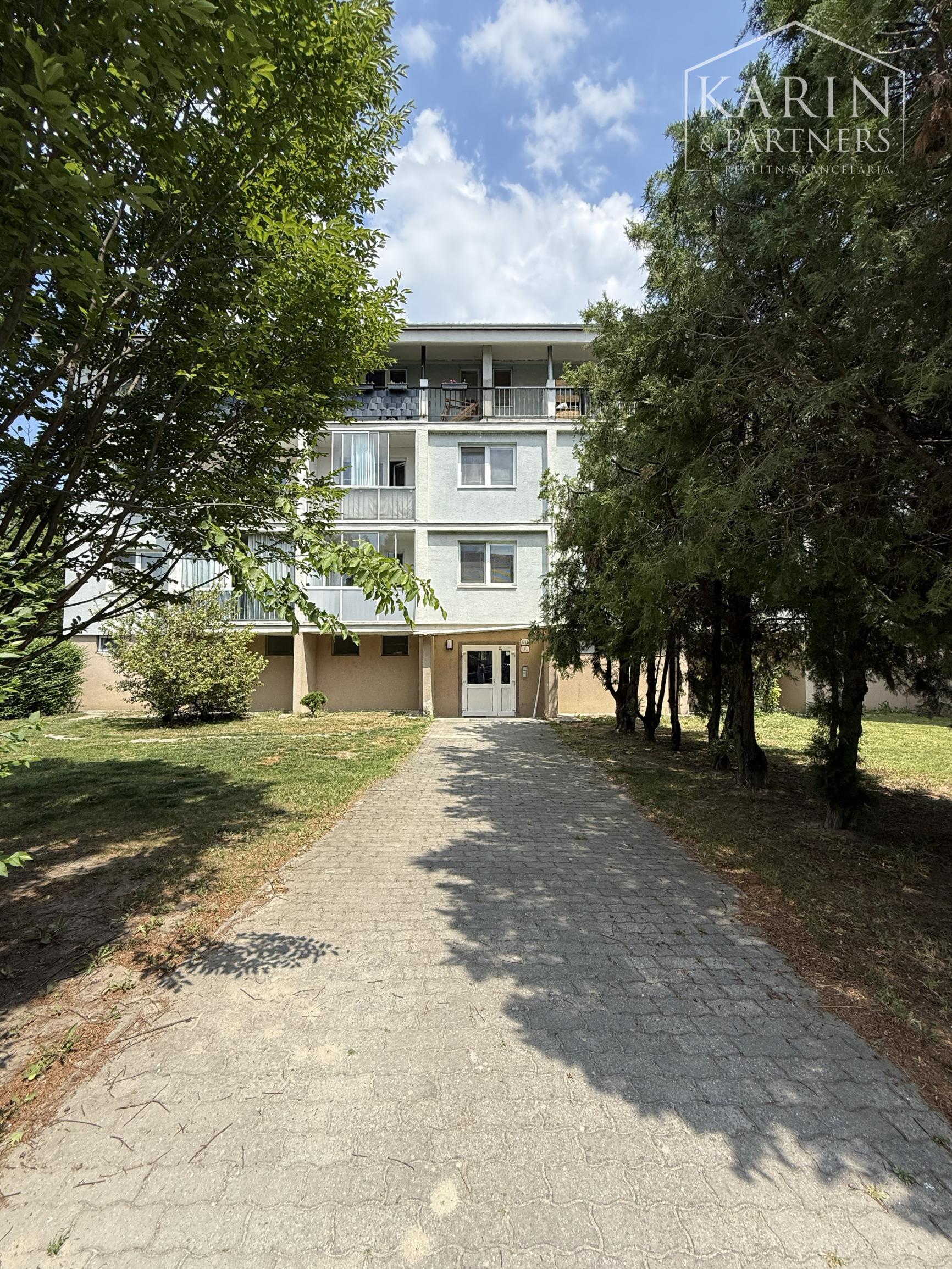 Na predaj 3 izbový byt priamo v Šamoríne, s garážou a pivnicou 96m2