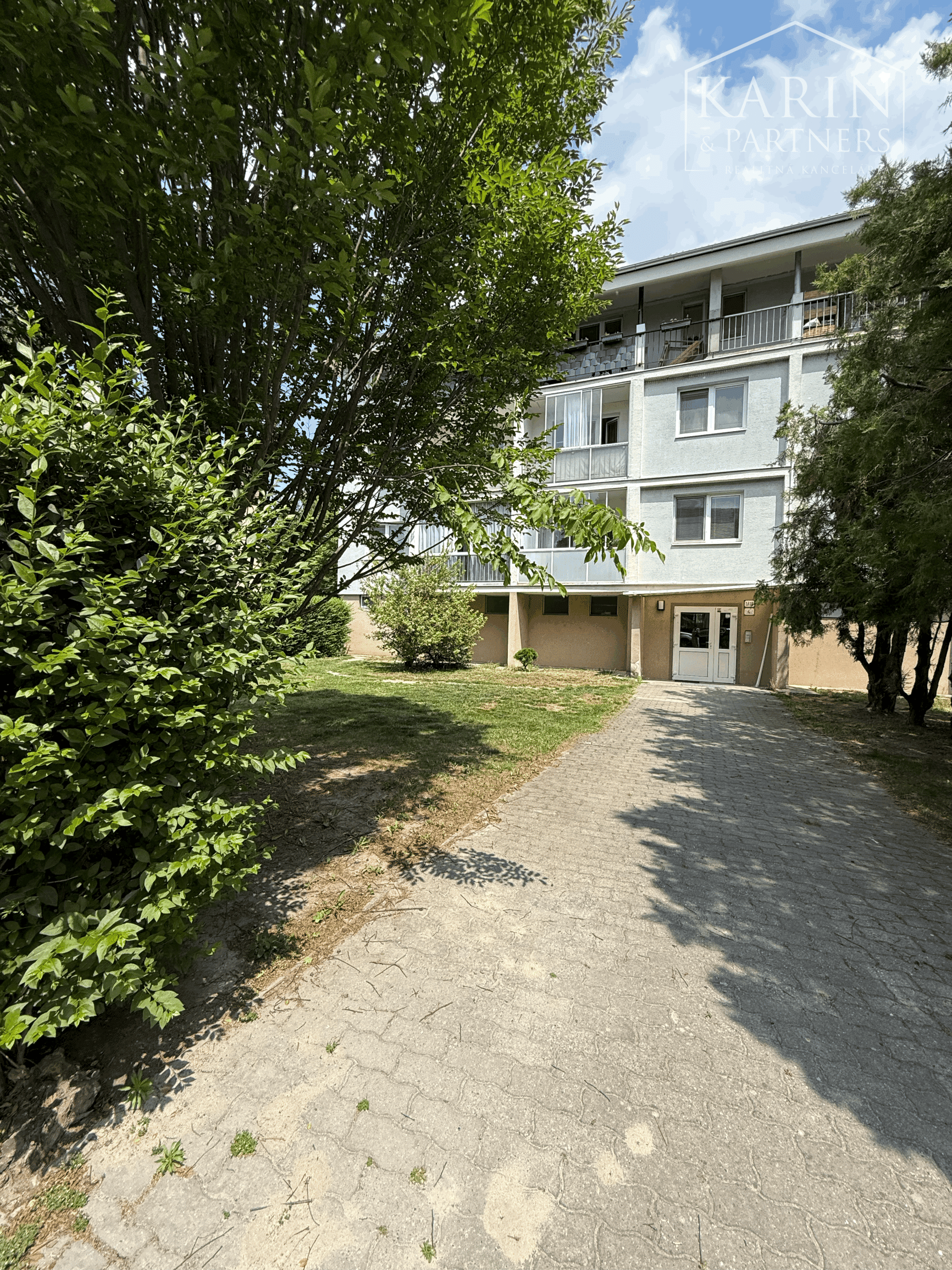 Na predaj 3 izbový byt priamo v Šamoríne, s garážou a pivnicou 96m2