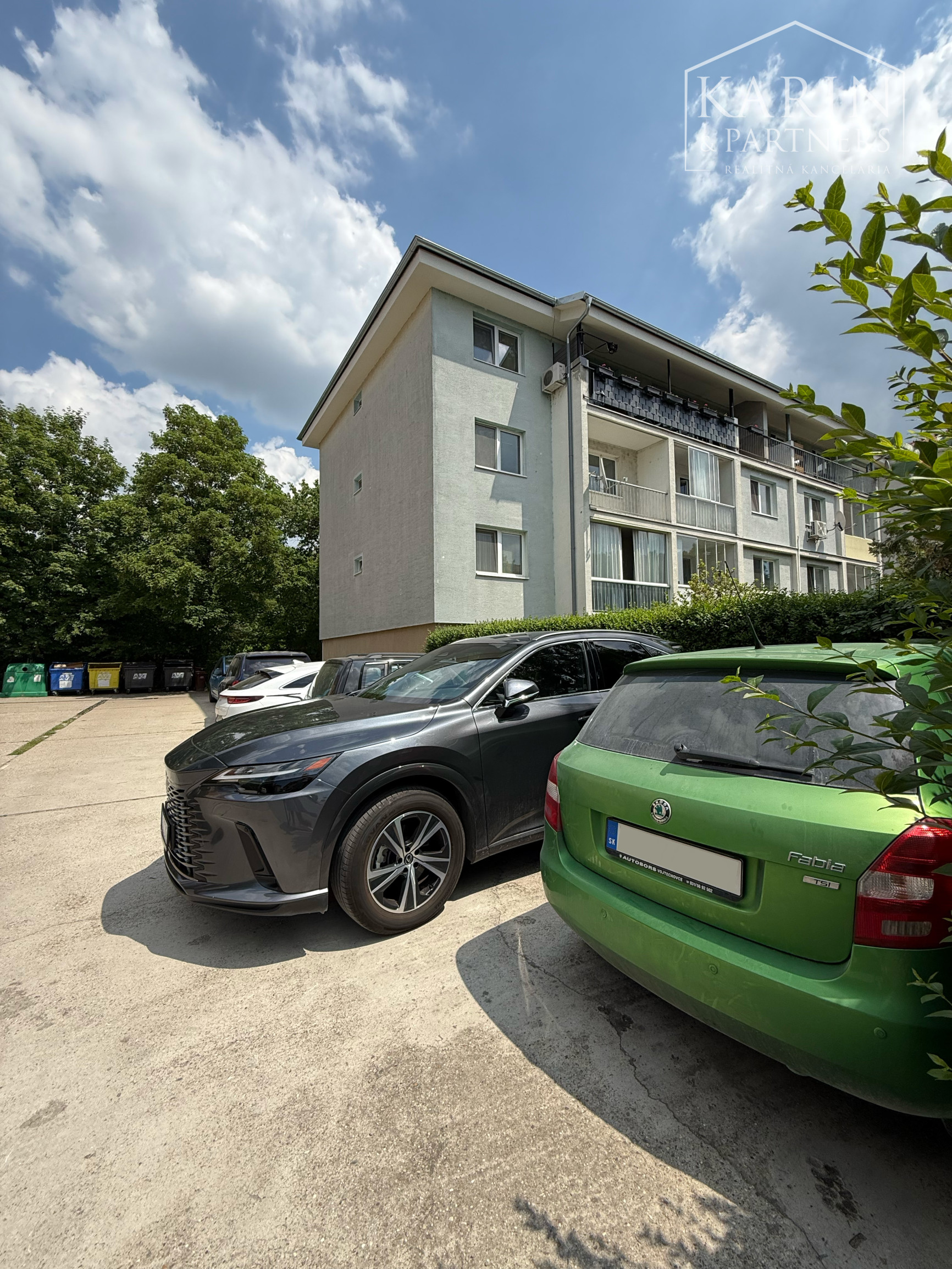 Na predaj 3 izbový byt priamo v Šamoríne, s garážou a pivnicou 96m2