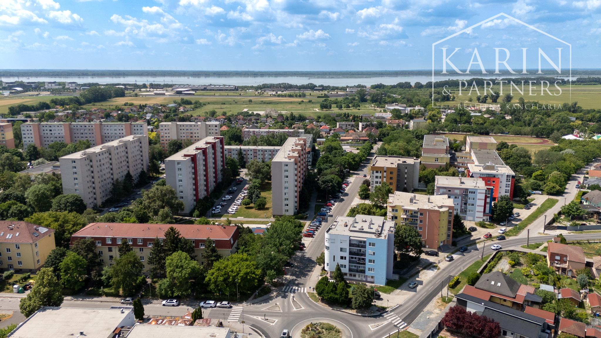 Priestranný 3i byt s balkónom a loggiou v Šamoríne