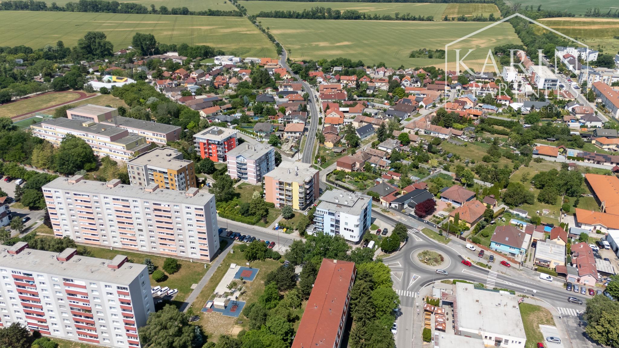 Priestranný 3i byt s balkónom a loggiou v Šamoríne