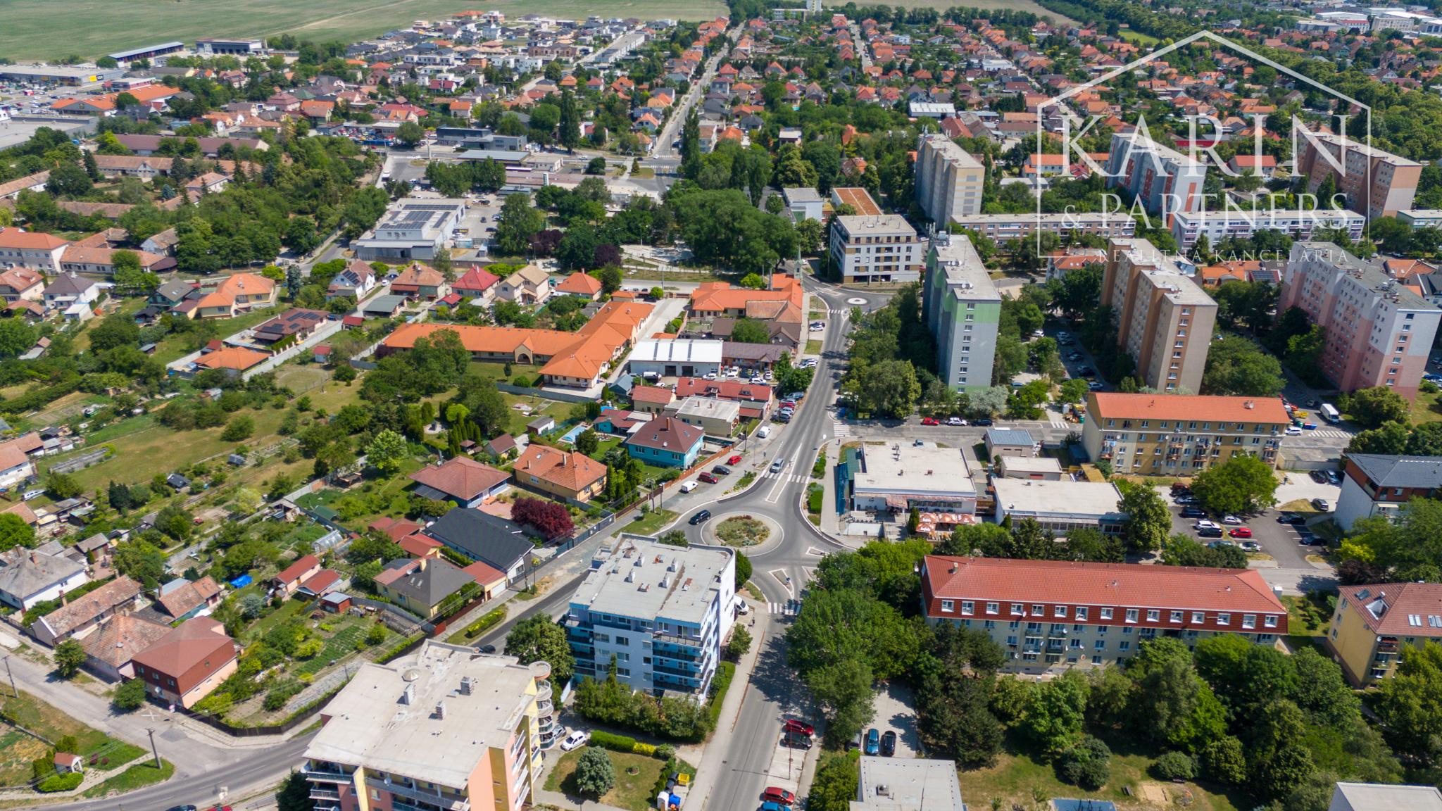 Priestranný 3i byt s balkónom a loggiou v Šamoríne