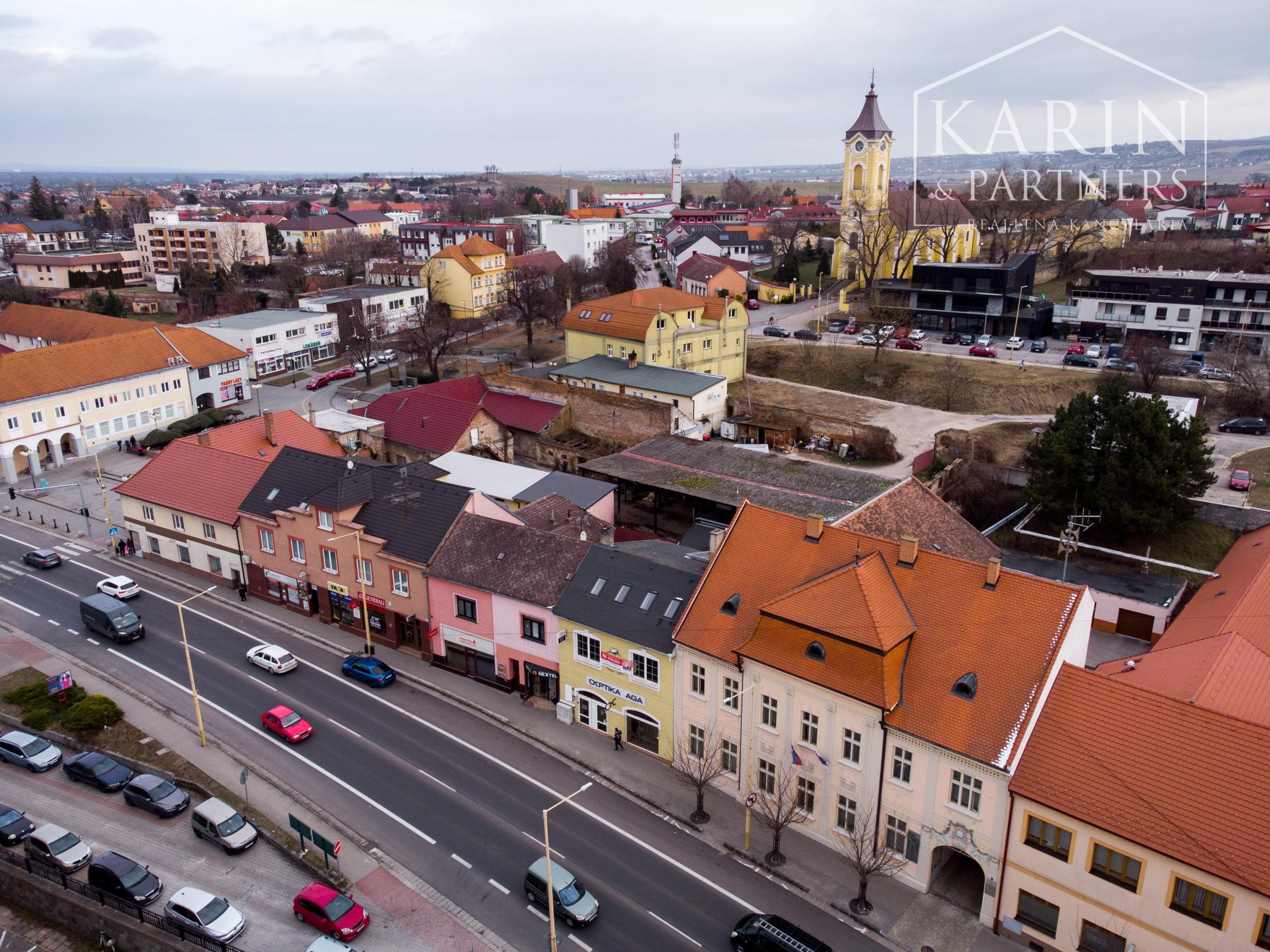 PRENÁJOM: PODNIKATEĽSKÝ OBJEKT V CENTRE HOLÍČA (260 m²)