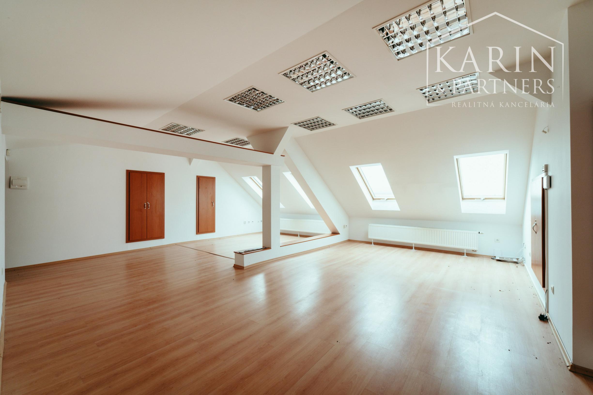 PRENÁJOM: PODNIKATEĽSKÝ OBJEKT V CENTRE HOLÍČA (260 m²)