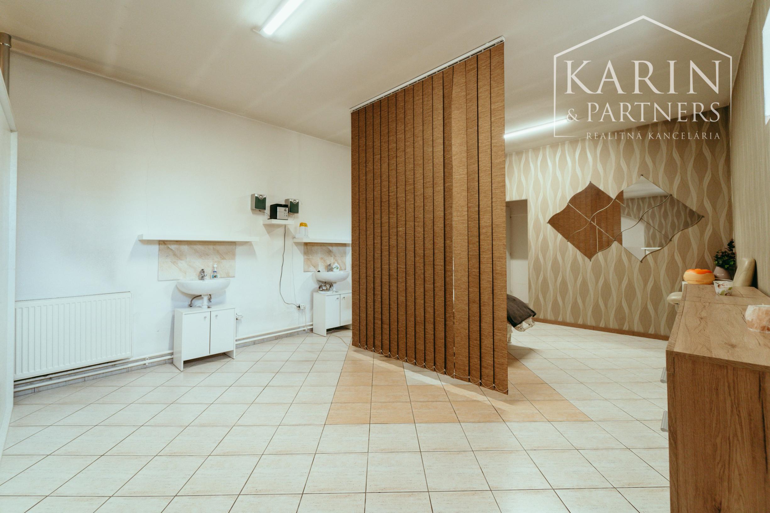 Zabehnutý komerčný priestor k podnikaniu (Salón)