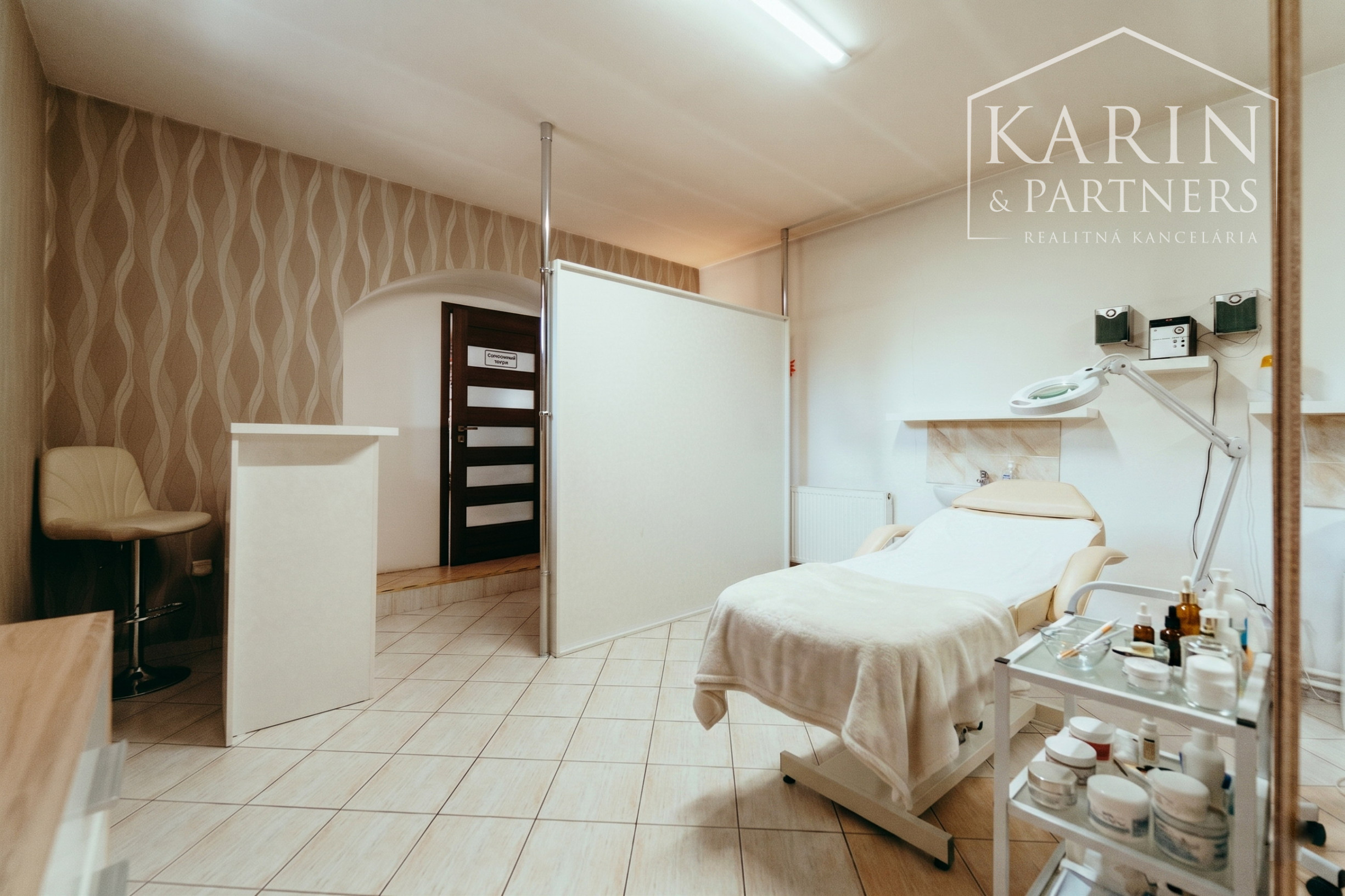 Zabehnutý komerčný priestor k podnikaniu (Salón)