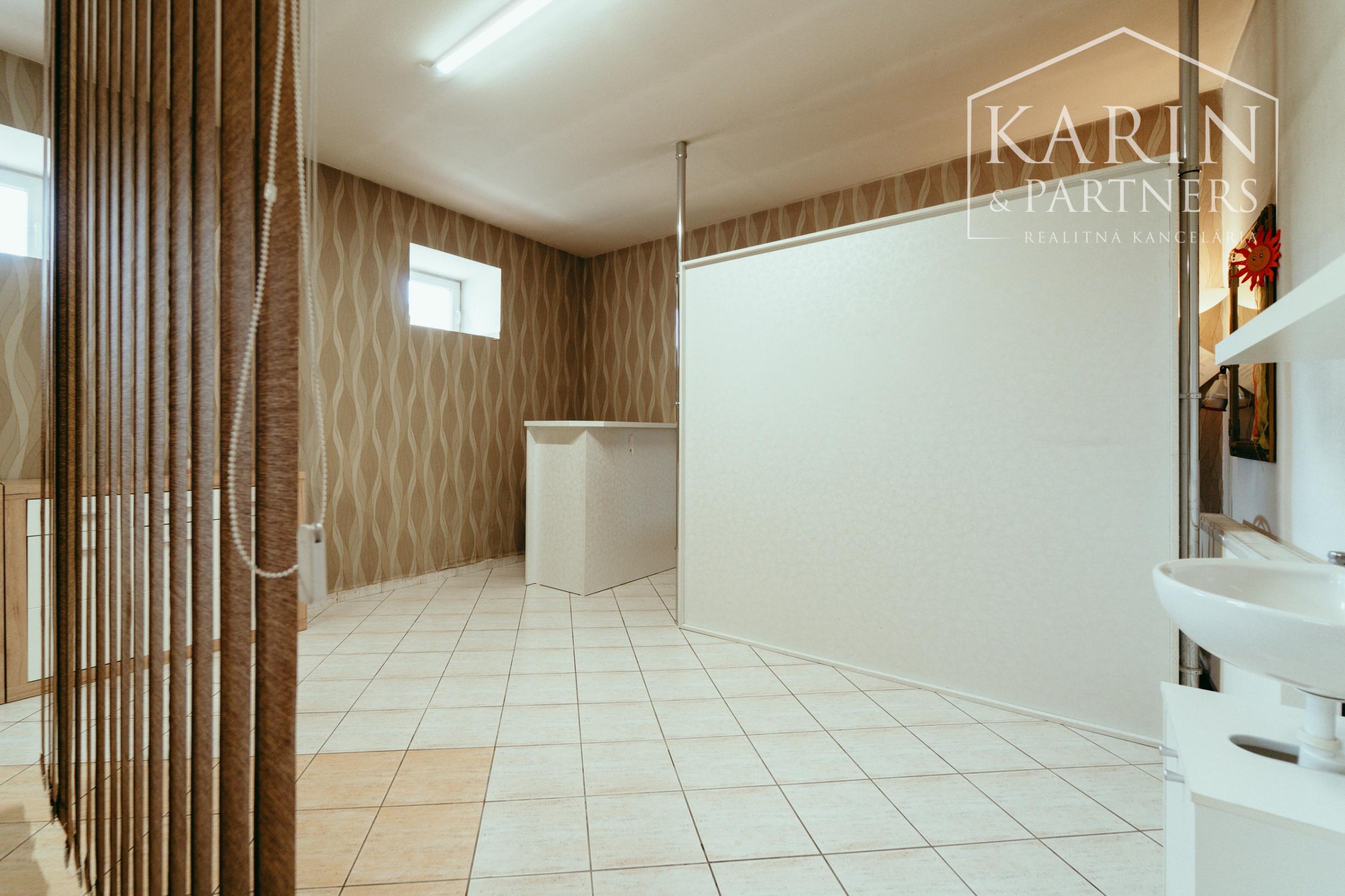 Zabehnutý komerčný priestor k podnikaniu (Salón)