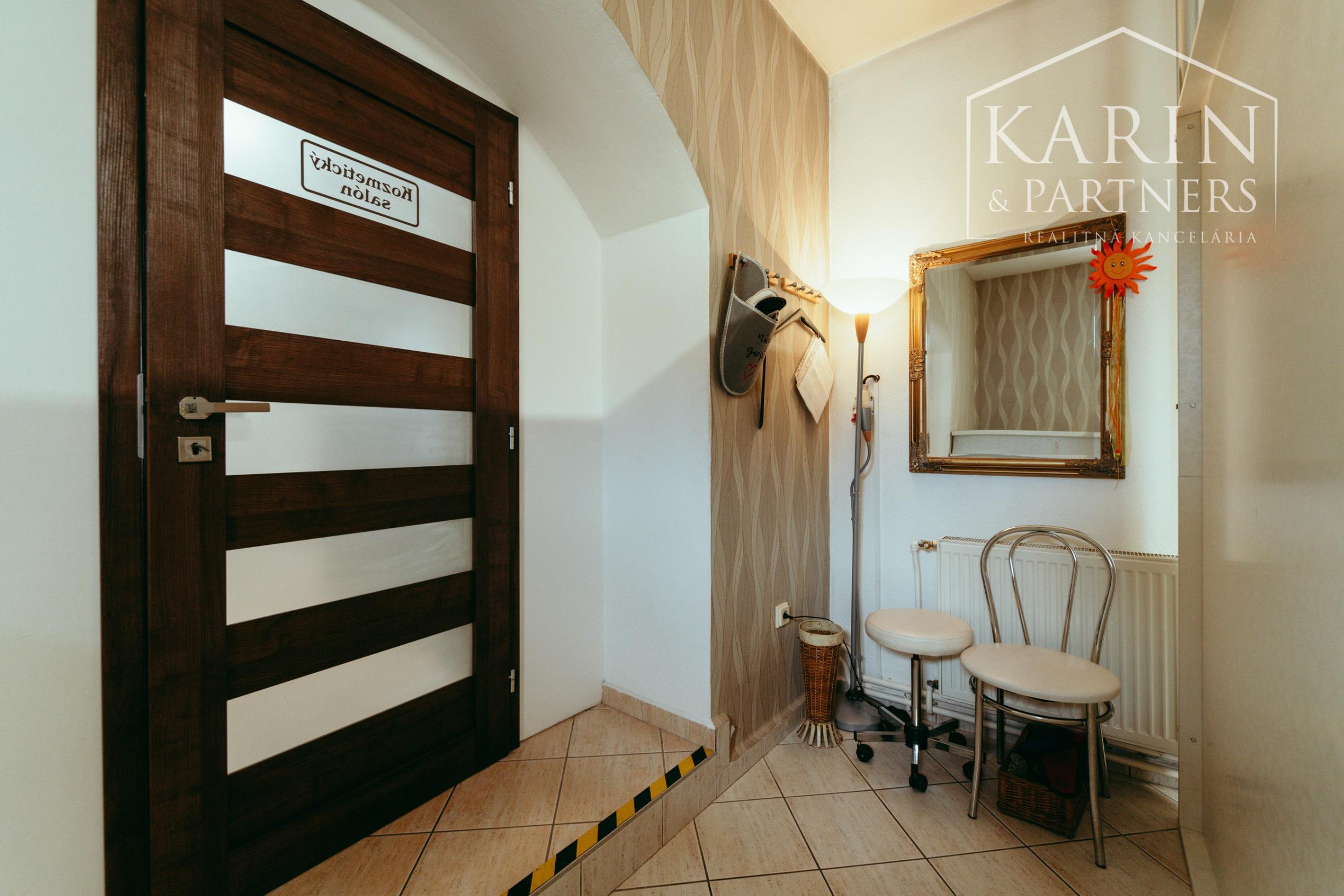 Zabehnutý komerčný priestor k podnikaniu (Salón)