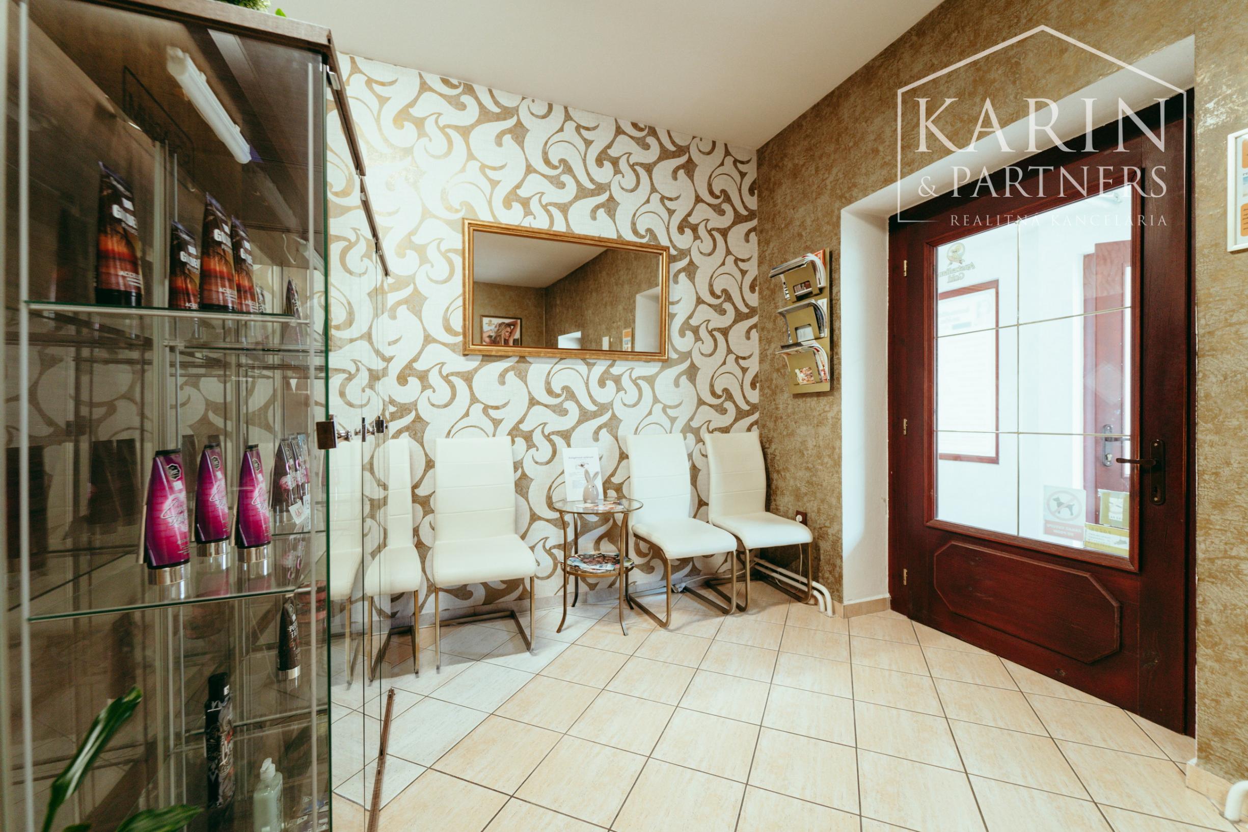Zabehnutý komerčný priestor k podnikaniu (Salón)