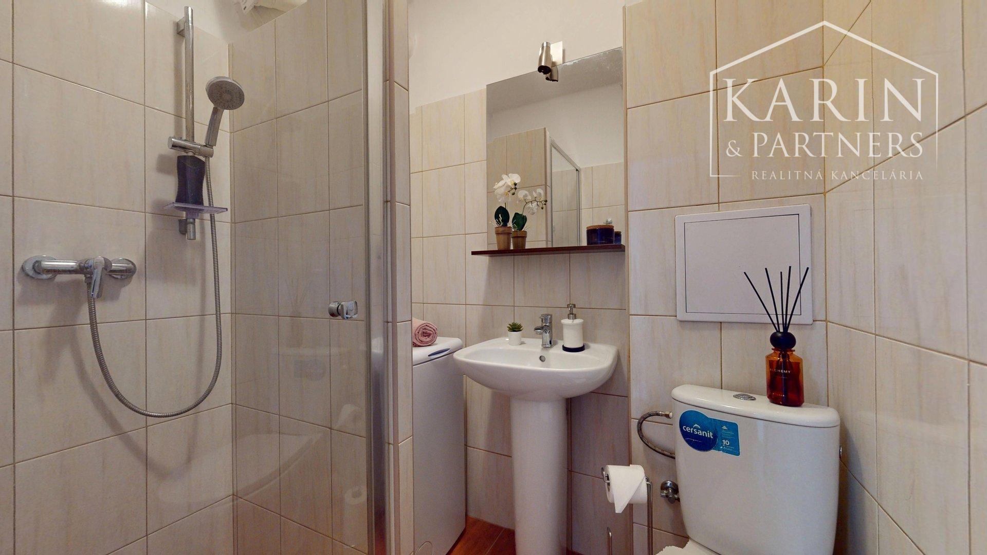 KOMPLETNE ZARIADENÝ 2I BYT S BALKÓNOM A PARKOVACÍM MIESTOM