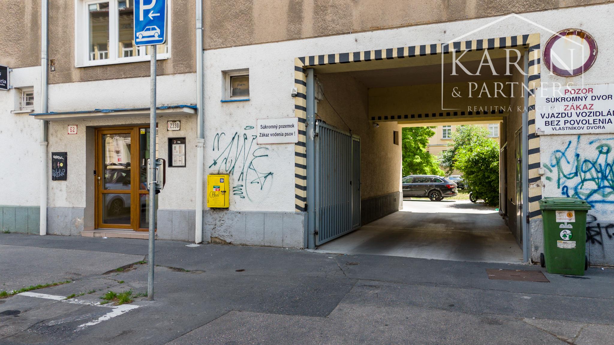 KOMPLETNE ZARIADENÝ 2I BYT S BALKÓNOM A PARKOVACÍM MIESTOM