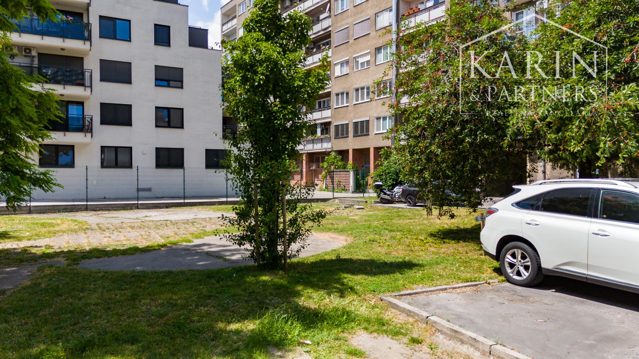 KOMPLETNE ZARIADENÝ 2I BYT S BALKÓNOM A PARKOVACÍM MIESTOM